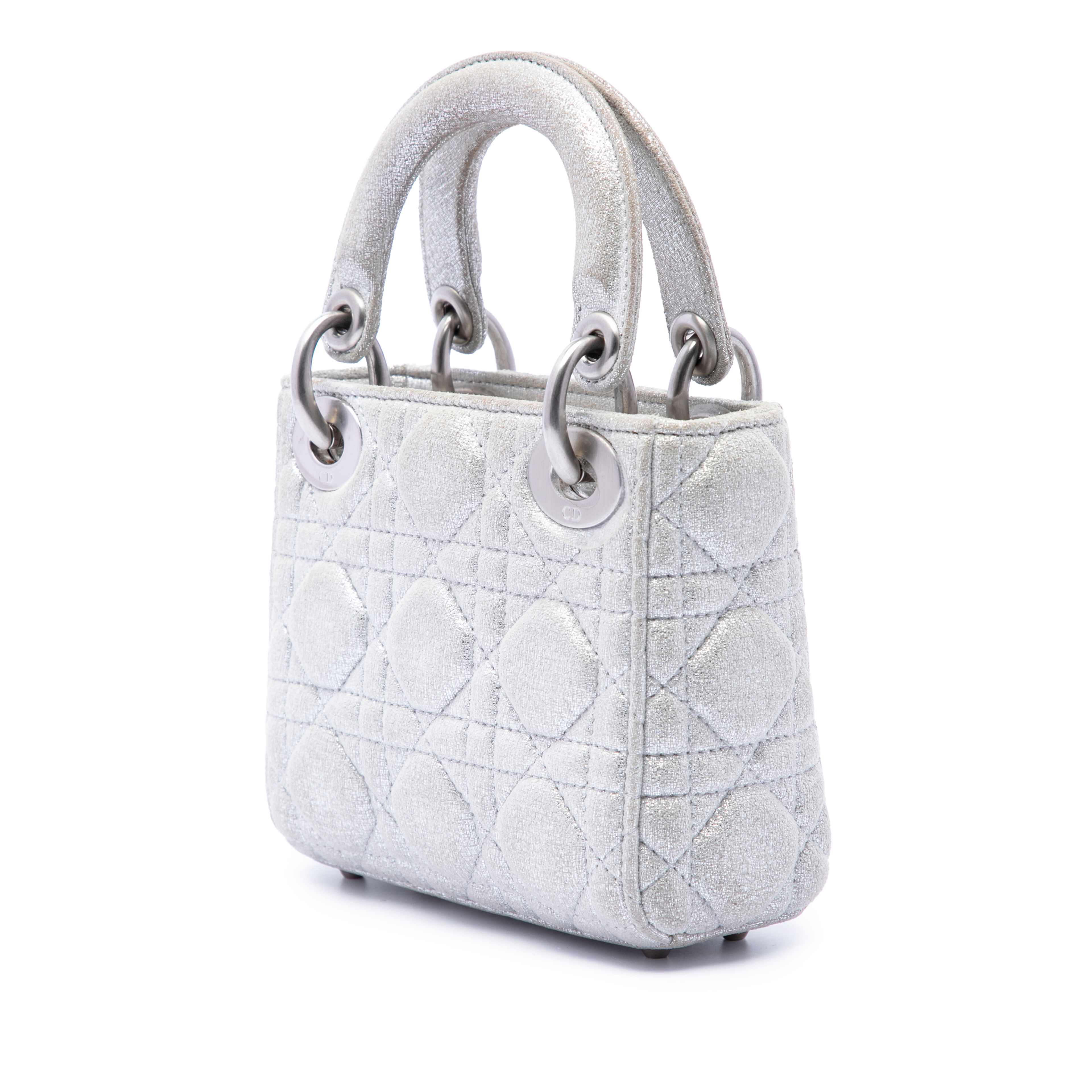 Dior Micro Metallic Calfskin Cannage Lady Dior, från Luxclusif, i färgen silver. Klicka för att öppna bilden i stort format