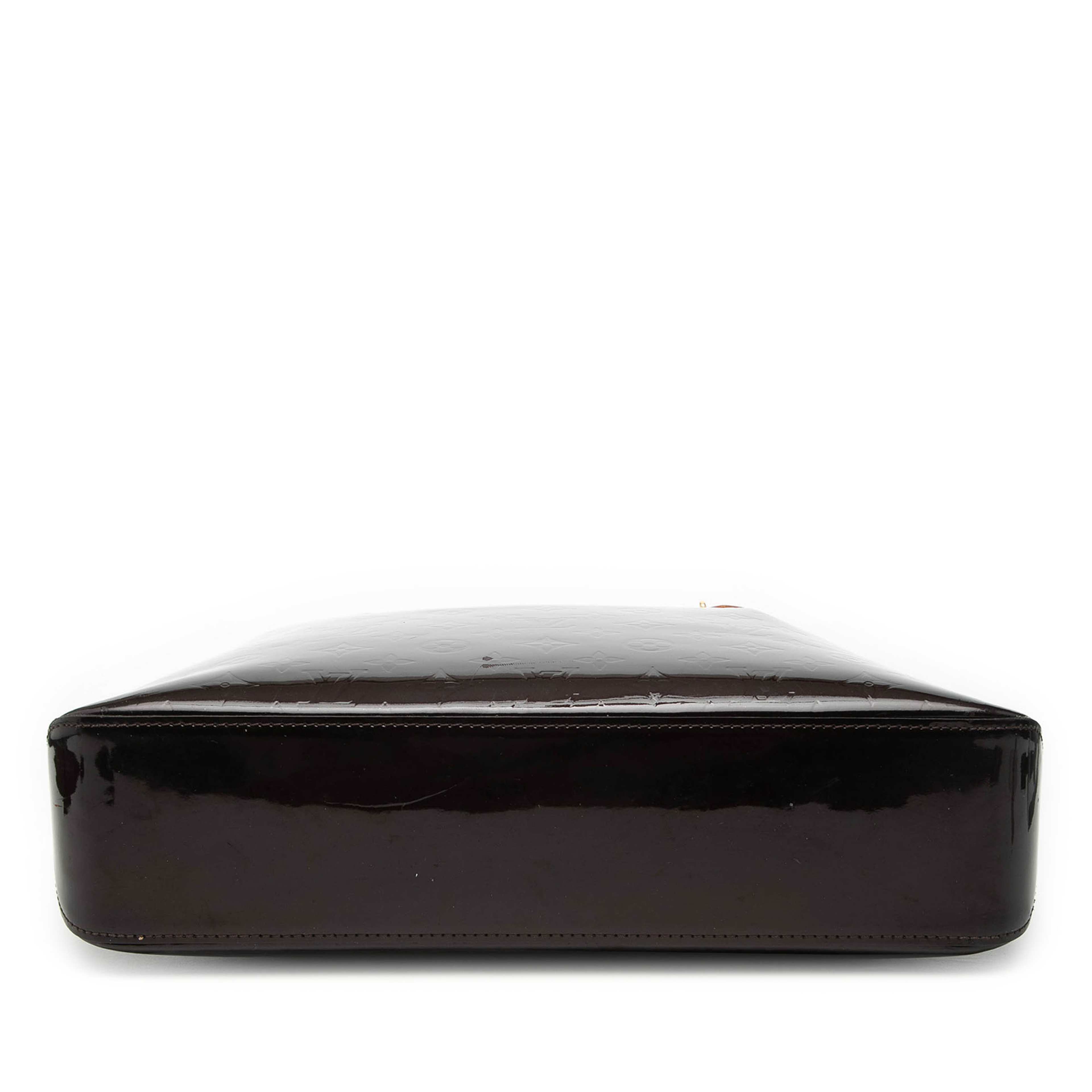 Louis Vuitton Monogram Vernis Brentwood, från Luxclusif, i färgen purpur. Klicka för att öppna bilden i stort format
