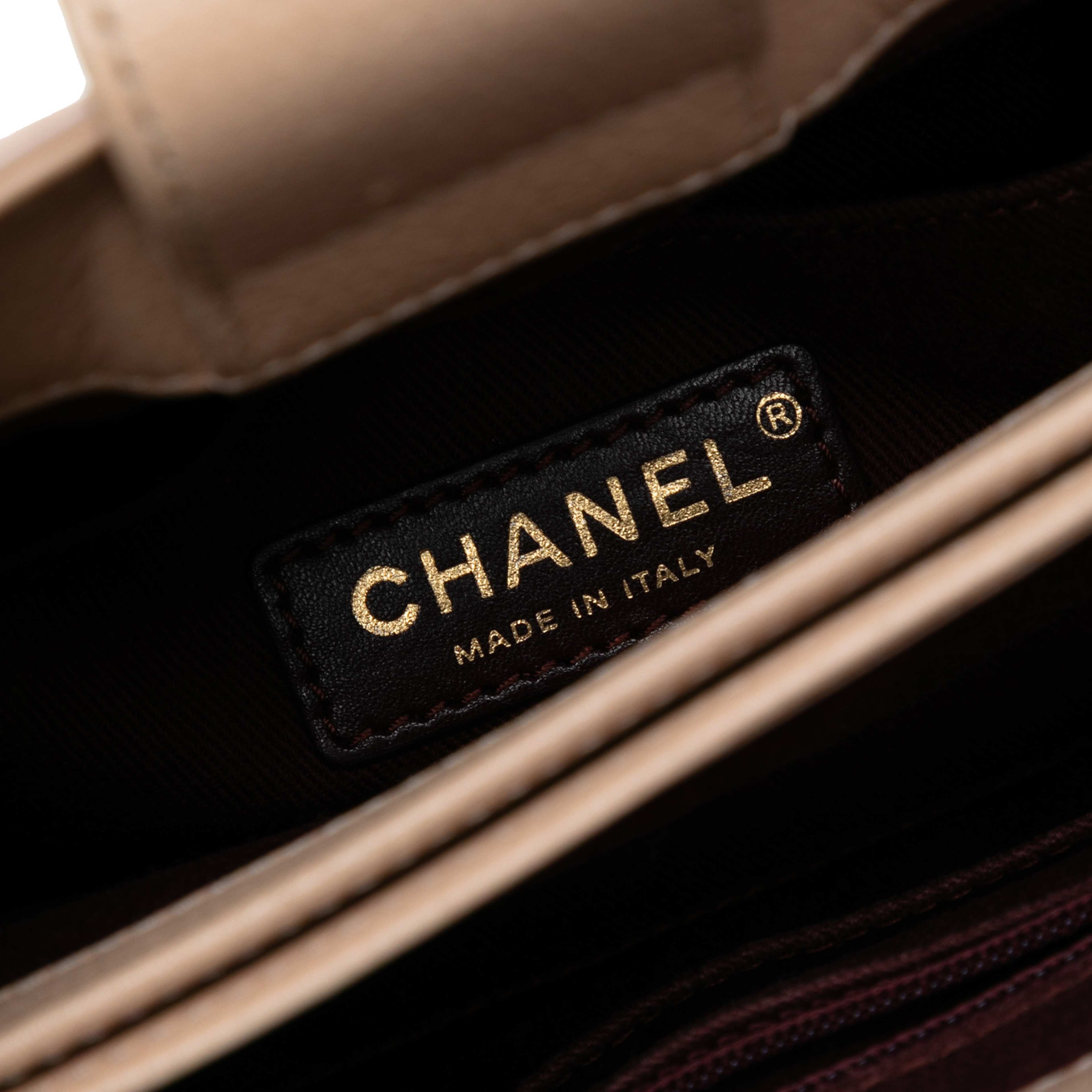 Chanel Mini Grained Calfskin Neo Executive Shopper Tote, från Luxclusif, i färgen light beige. Klicka för att öppna bilden i stort format