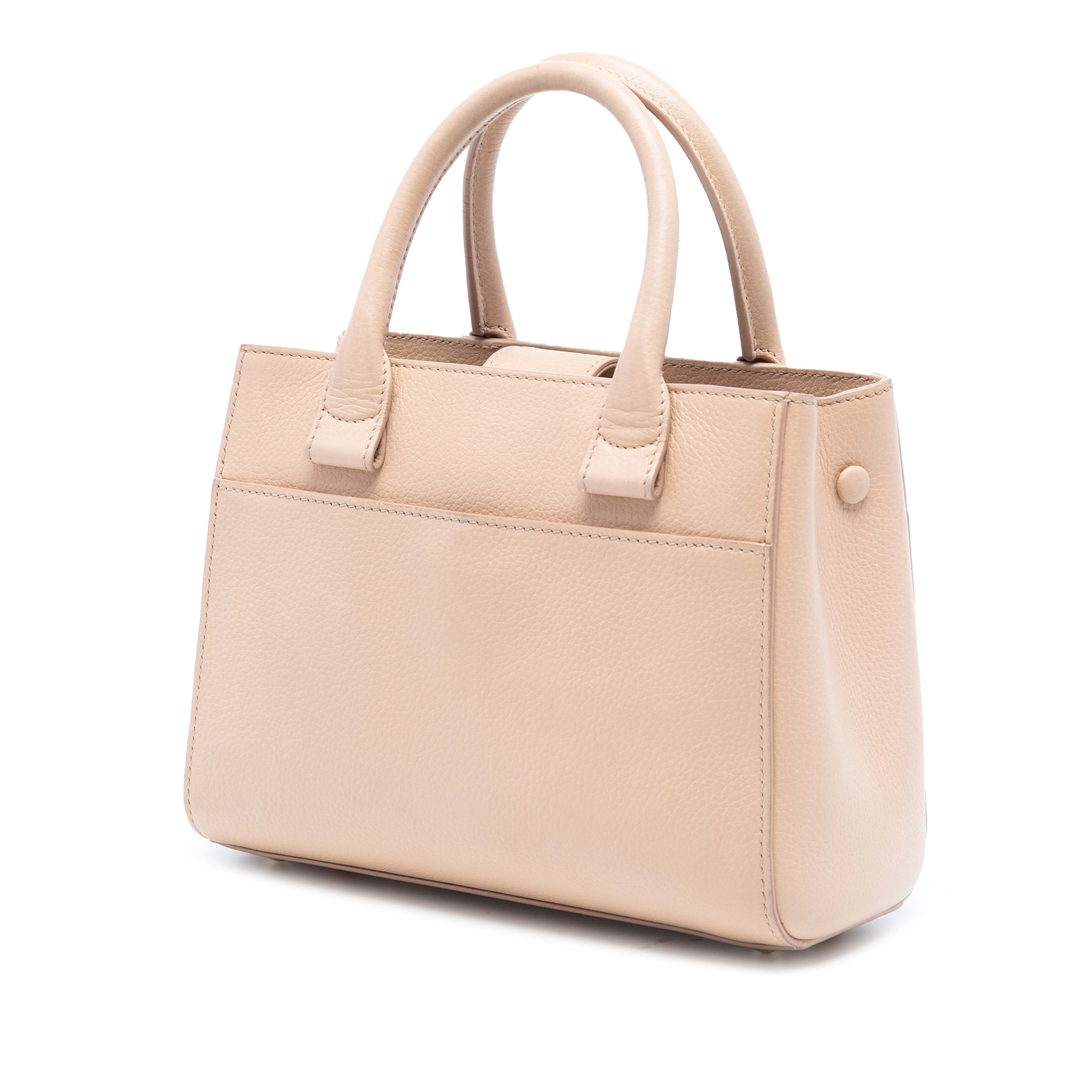 Chanel Mini Grained Calfskin Neo Executive Shopper Tote, från Luxclusif, i färgen light beige. Klicka för att öppna bilden i stort format