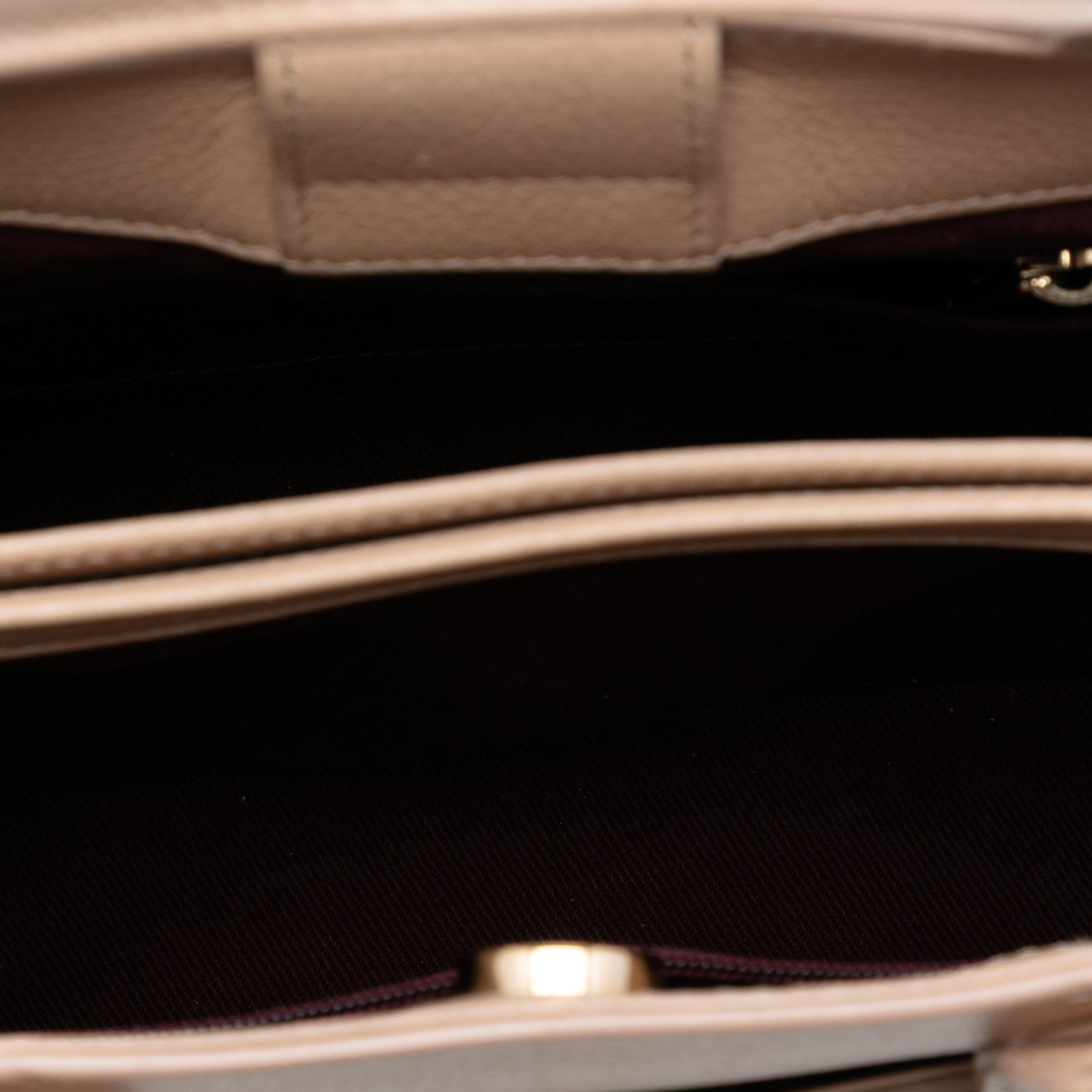 Chanel Mini Grained Calfskin Neo Executive Shopper Tote, från Luxclusif, i färgen light beige. Klicka för att öppna bilden i stort format