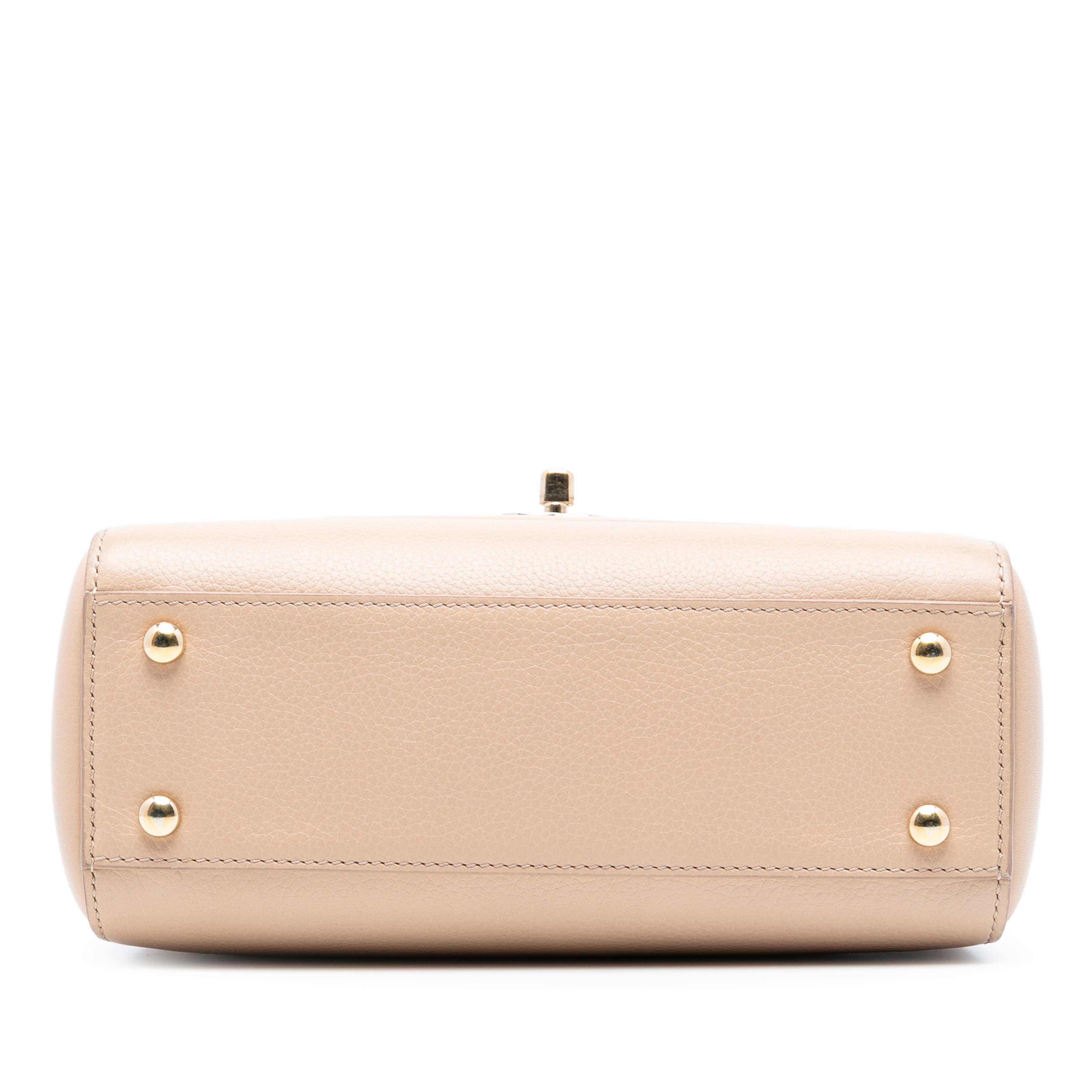 Chanel Mini Grained Calfskin Neo Executive Shopper Tote, från Luxclusif, i färgen light beige. Klicka för att öppna bilden i stort format