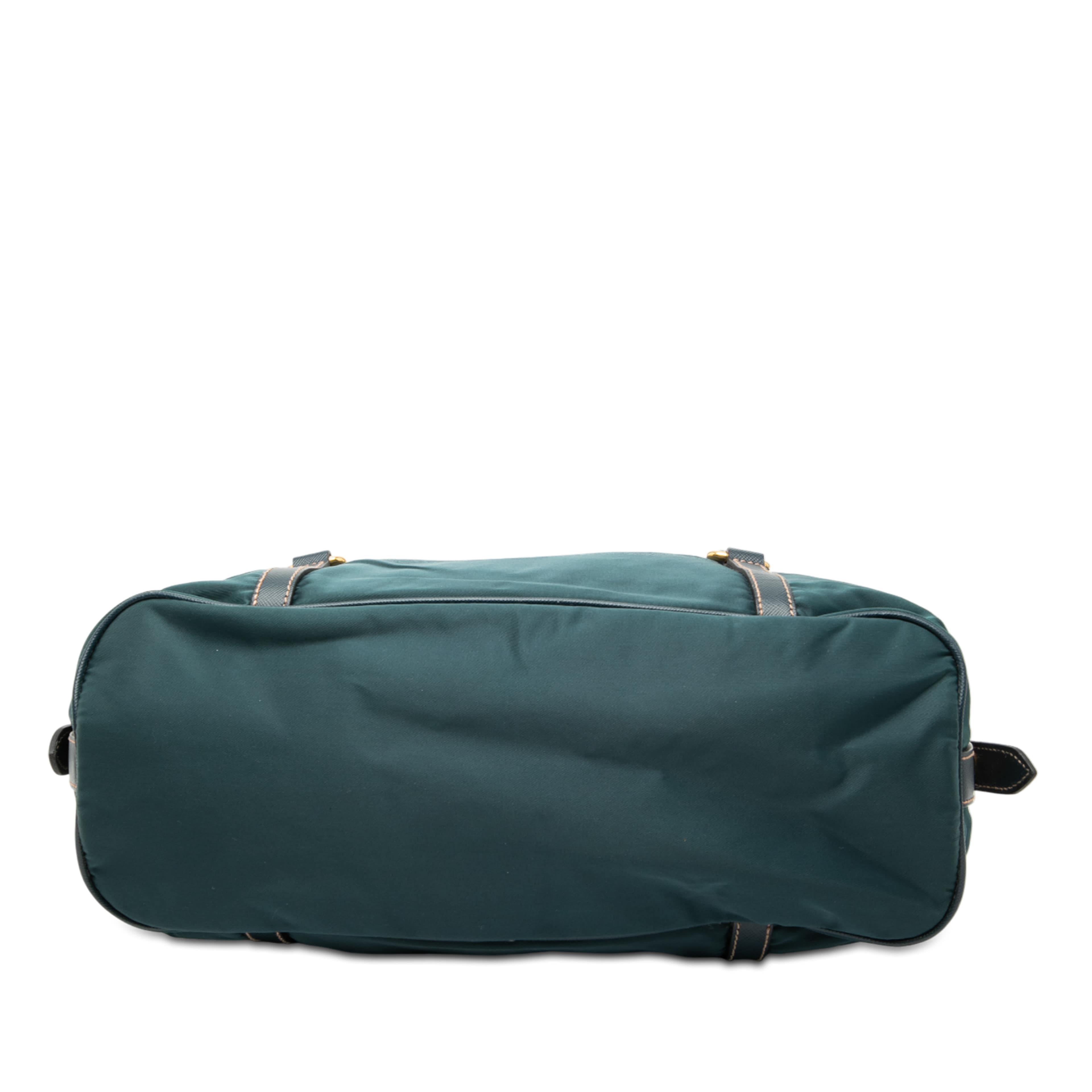 Prada Saffiano Trimmed Tessuto Logo Satchel, från Luxclusif, i färgen peacock. Klicka för att öppna bilden i stort format