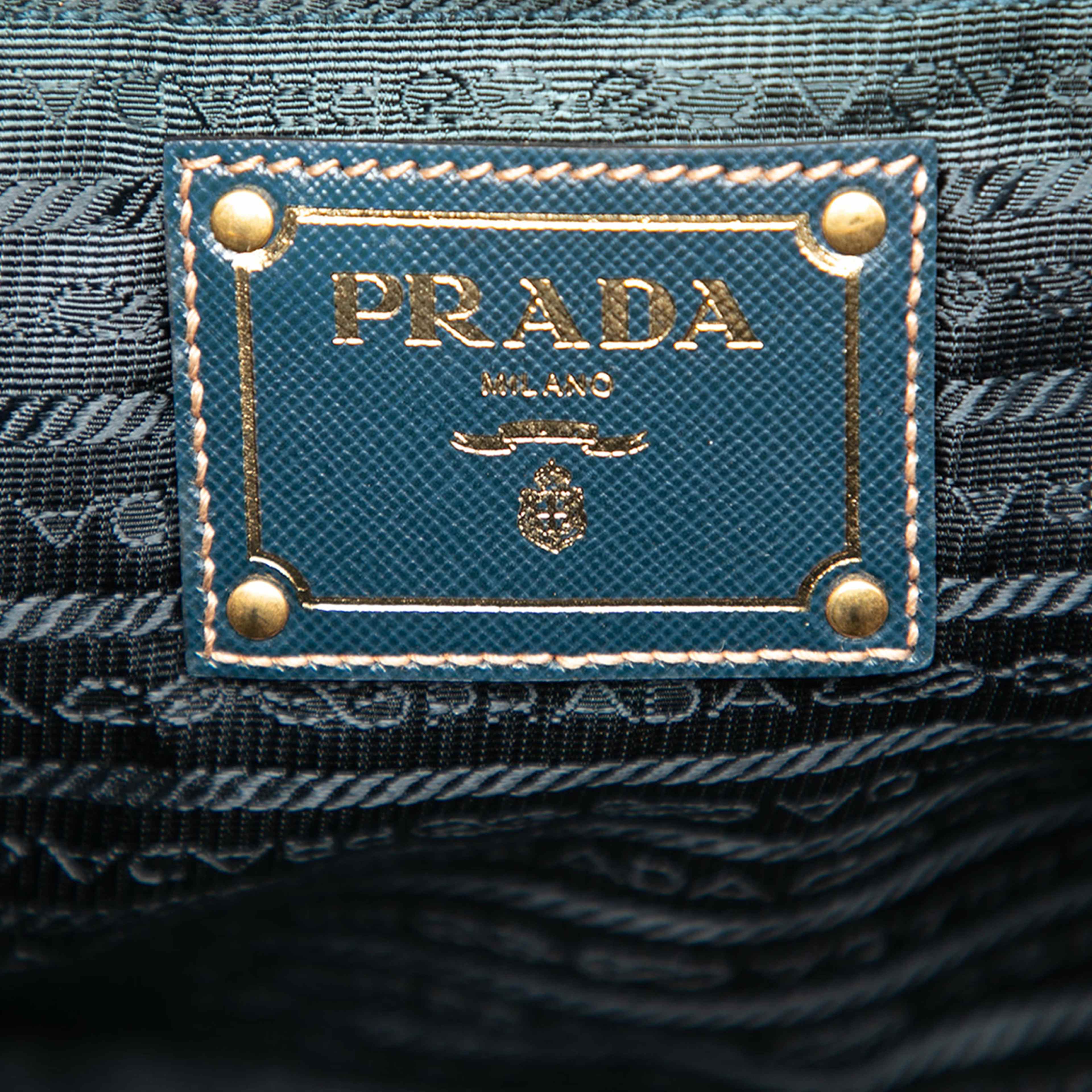 Prada Saffiano Trimmed Tessuto Logo Satchel, från Luxclusif, i färgen peacock. Klicka för att öppna bilden i stort format