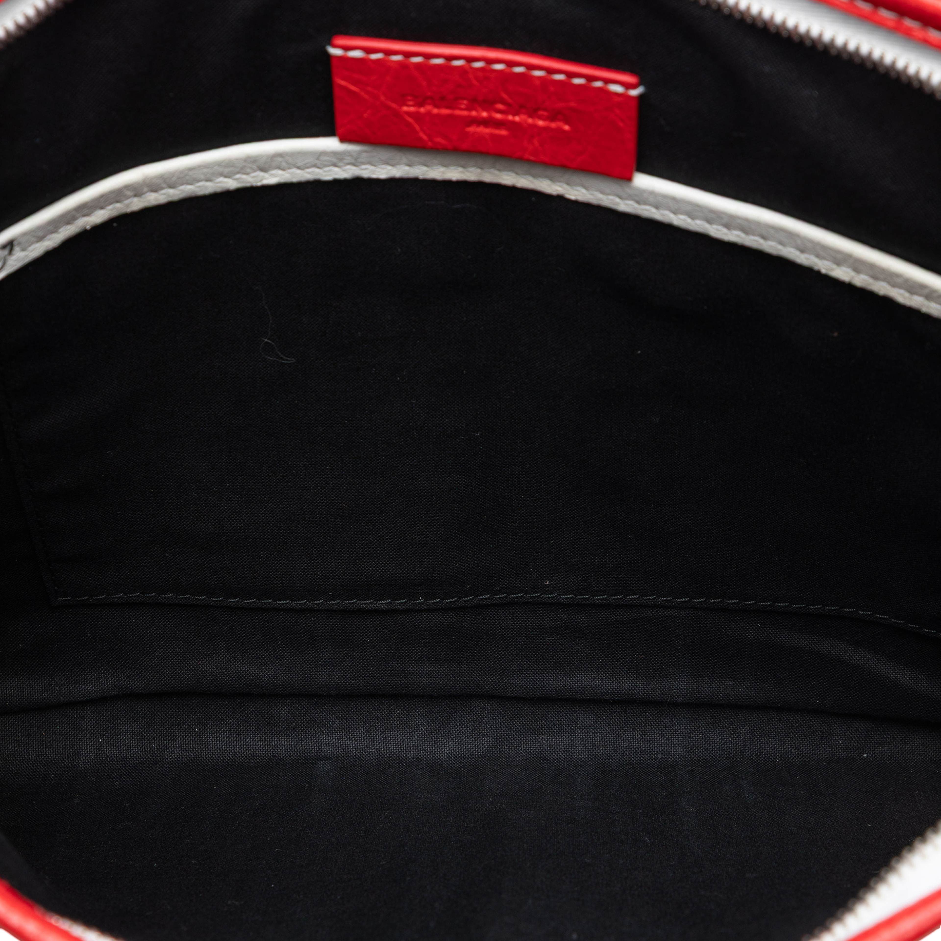 Balenciaga Lambskin Bazar Clutch, från Luxclusif, i färgen green. Klicka för att öppna bilden i stort format