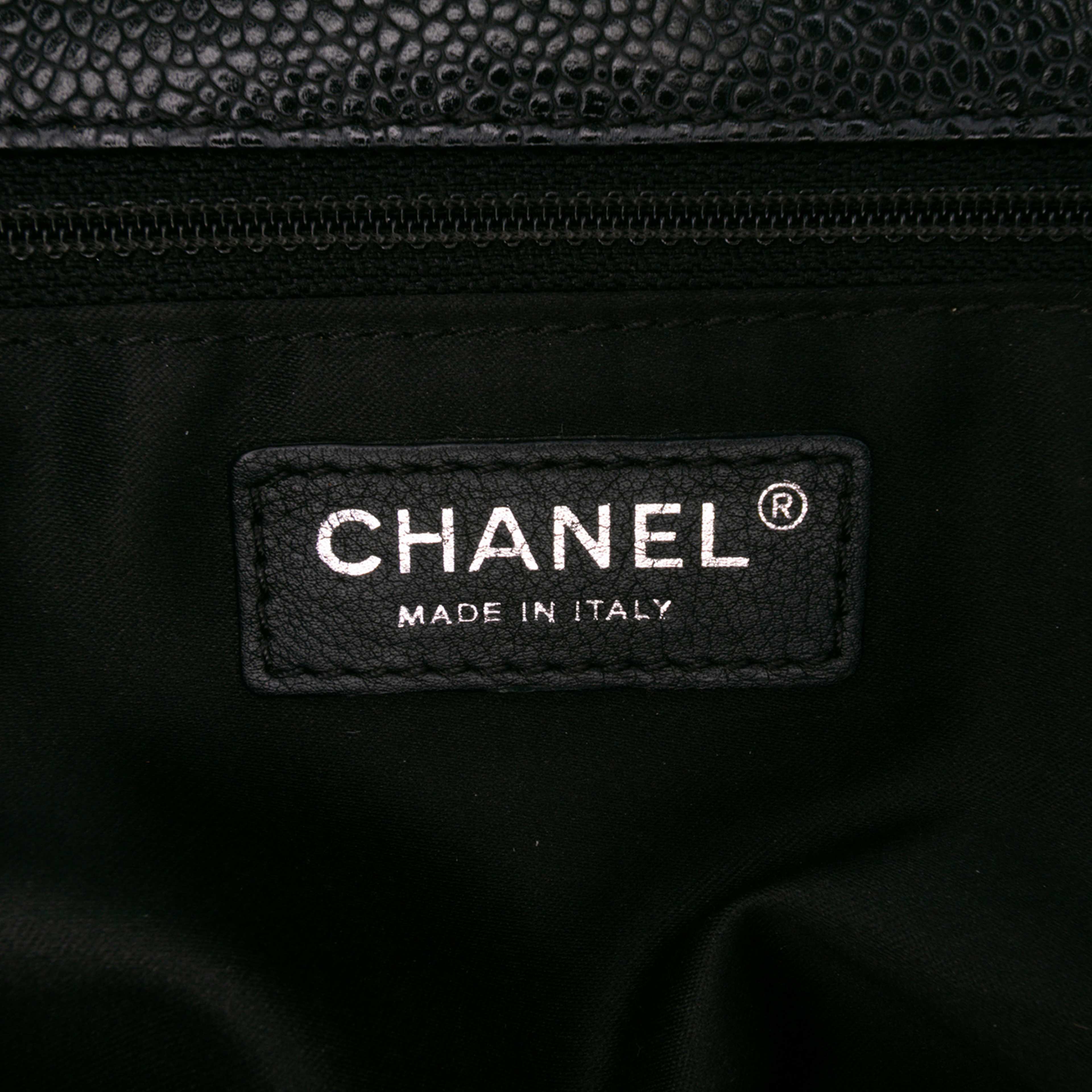Chanel Caviar Grand Shopping Tote, från Luxclusif, i färgen black.