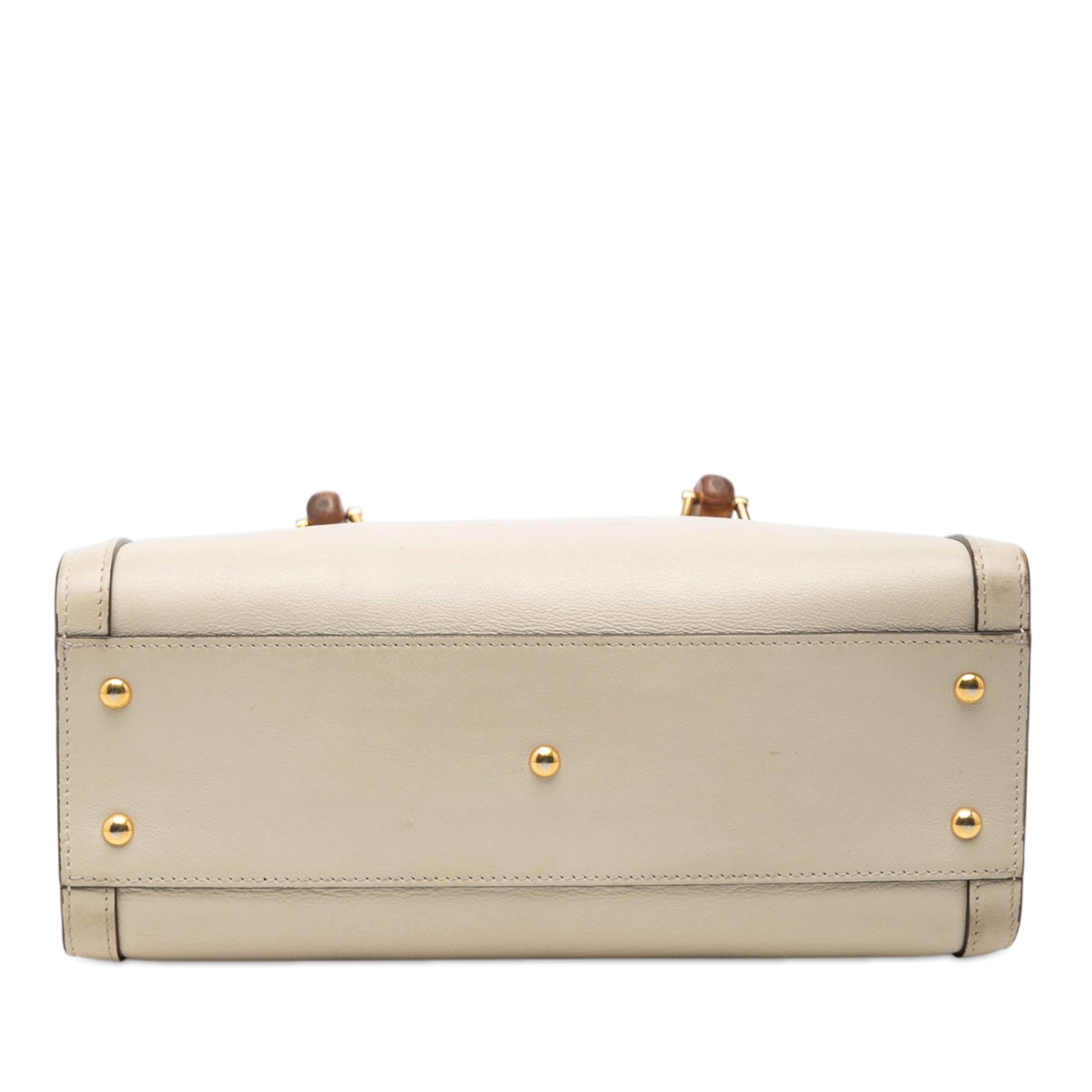 Gucci Medium Calfskin Bamboo Diana Satchel, från Luxclusif, i färgen vit. Klicka för att öppna bilden i stort format