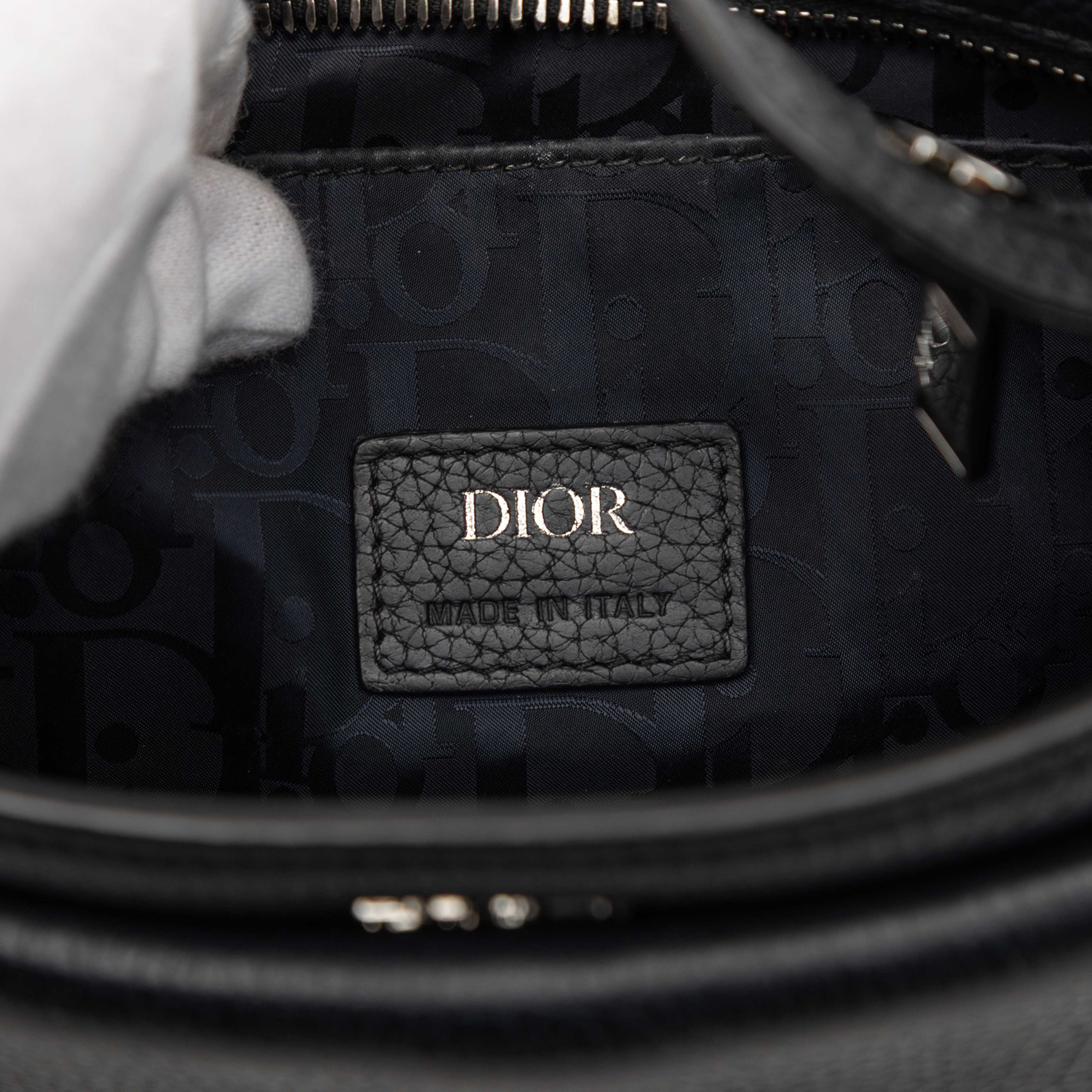 Dior Grained Calfskin Saddle Soft Bag, från Luxclusif, i färgen black. Klicka för att öppna bilden i stort format