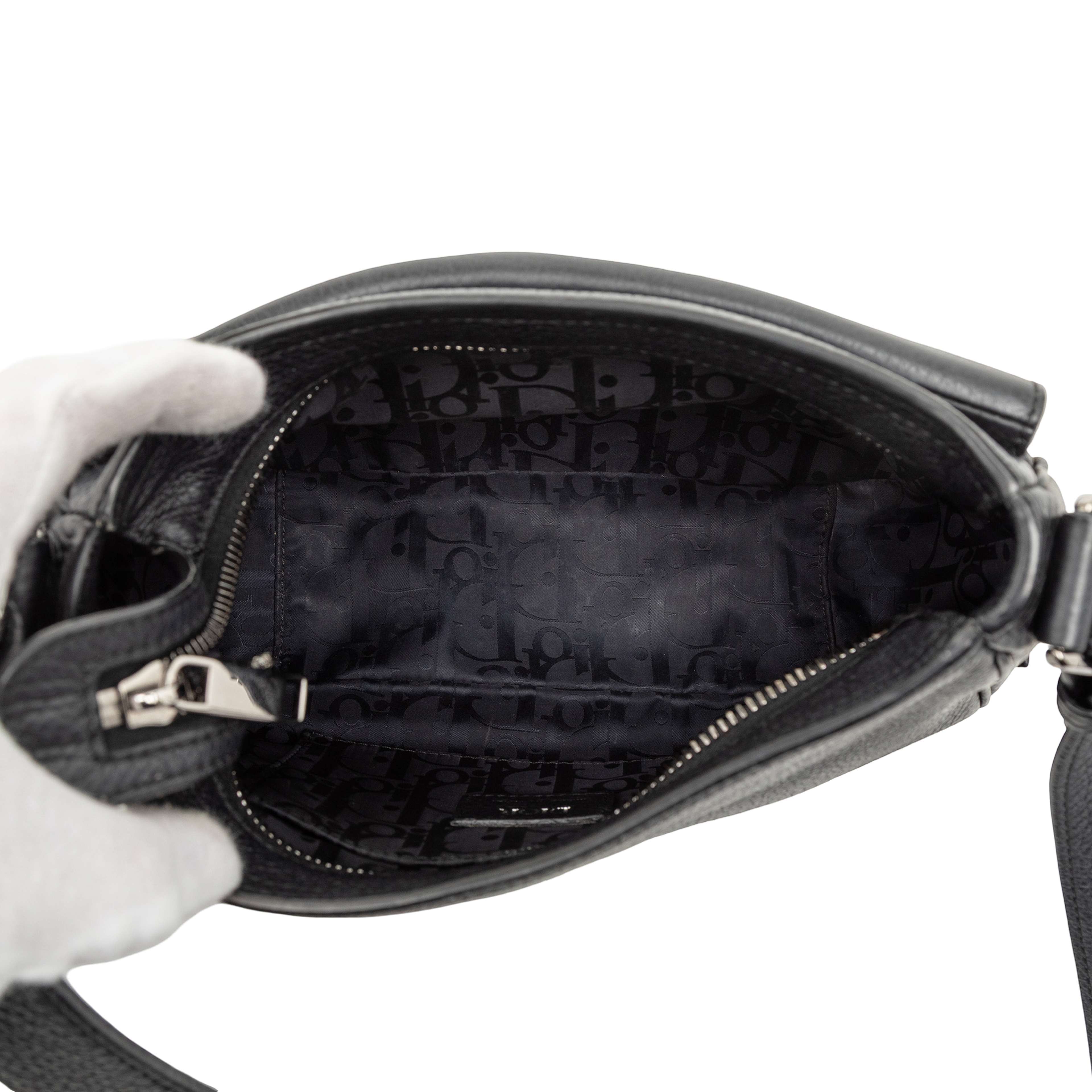 Dior Grained Calfskin Saddle Soft Bag, från Luxclusif, i färgen black. Klicka för att öppna bilden i stort format