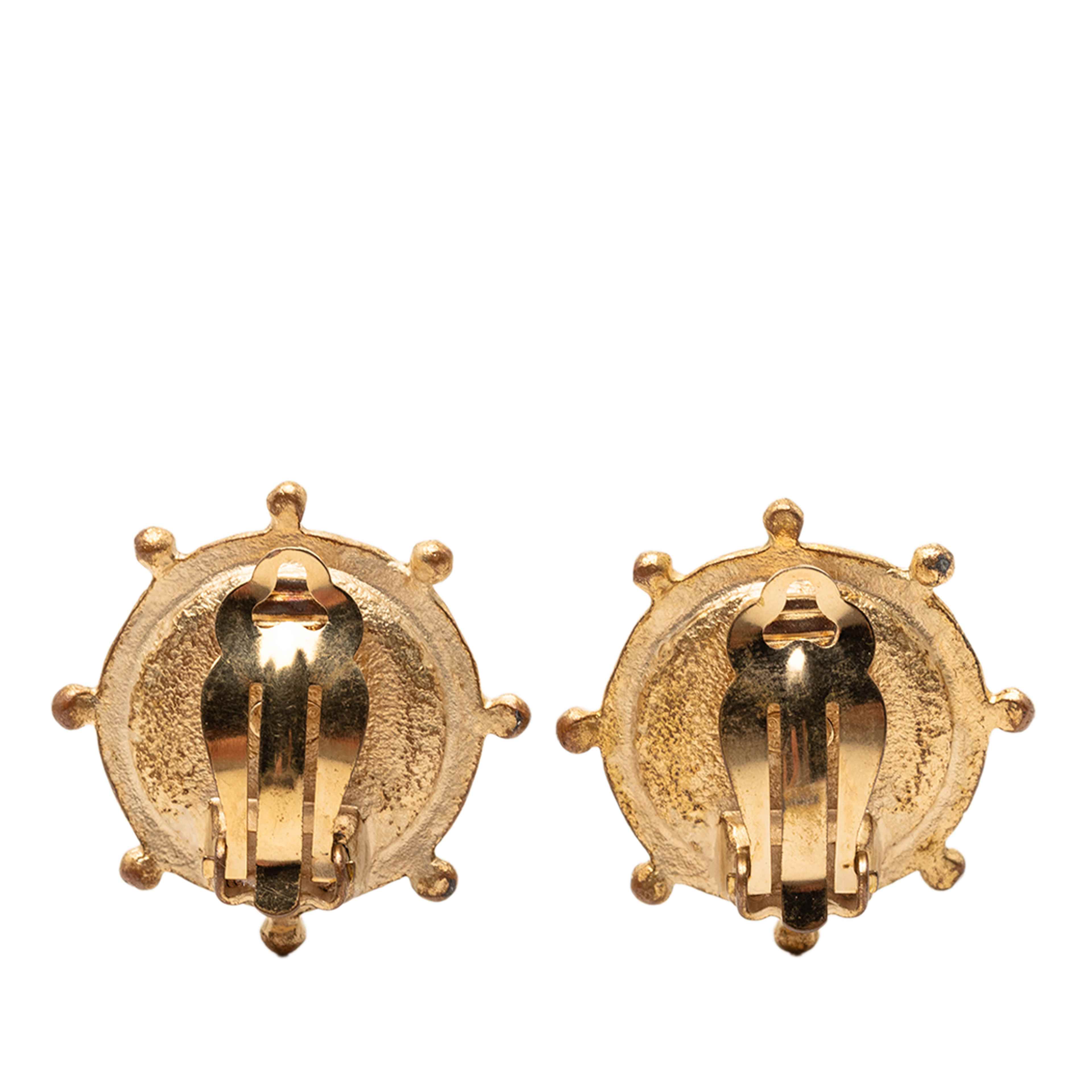 Chanel Cc Gold Plated Faux Pearl And Strass Clip On Earrings, från Luxclusif, i färgen gold. Klicka för att öppna bilden i stort format