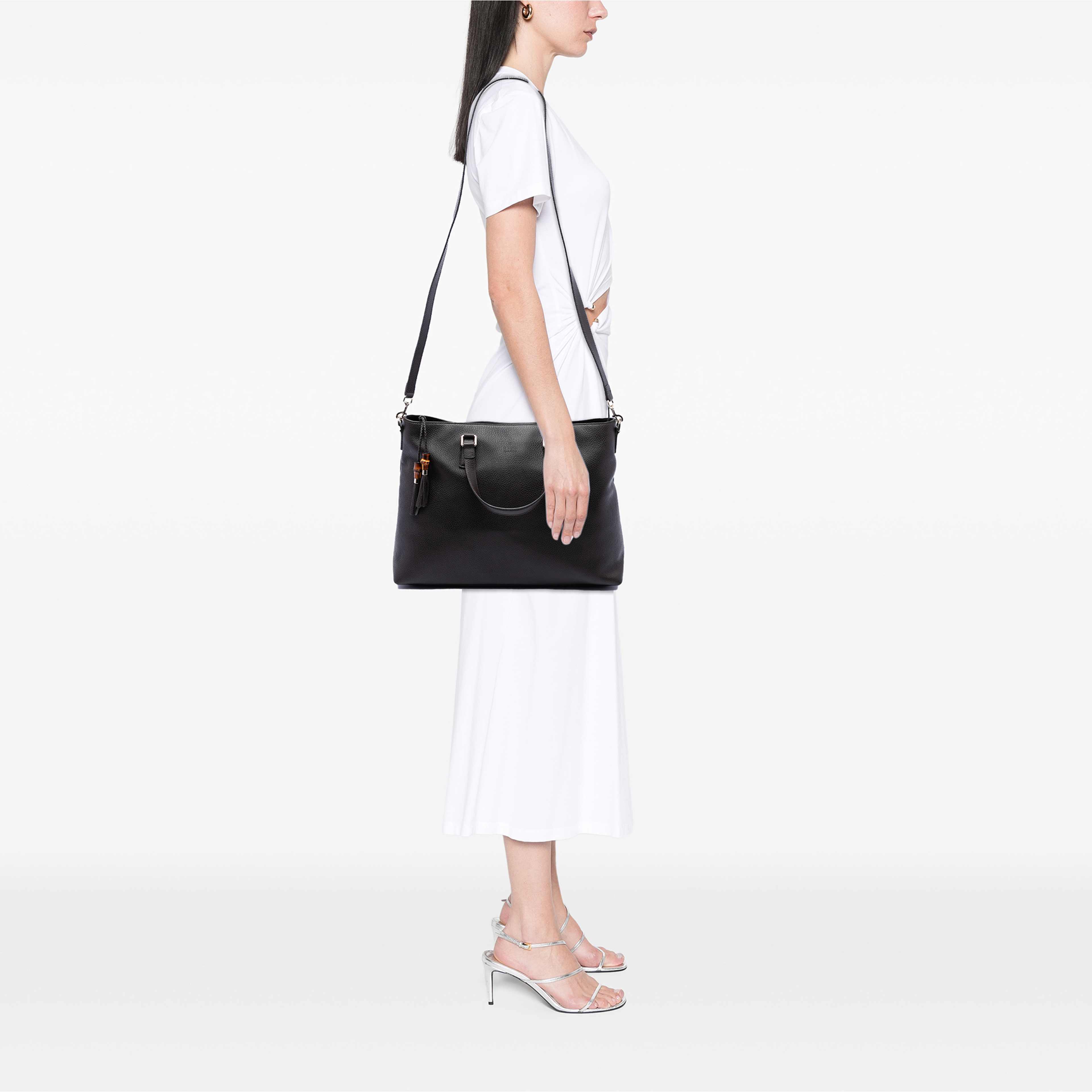 Gucci Calfskin Bamboo Tassel Satchel, från Luxclusif, i färgen brun. Klicka för att öppna bilden i stort format
