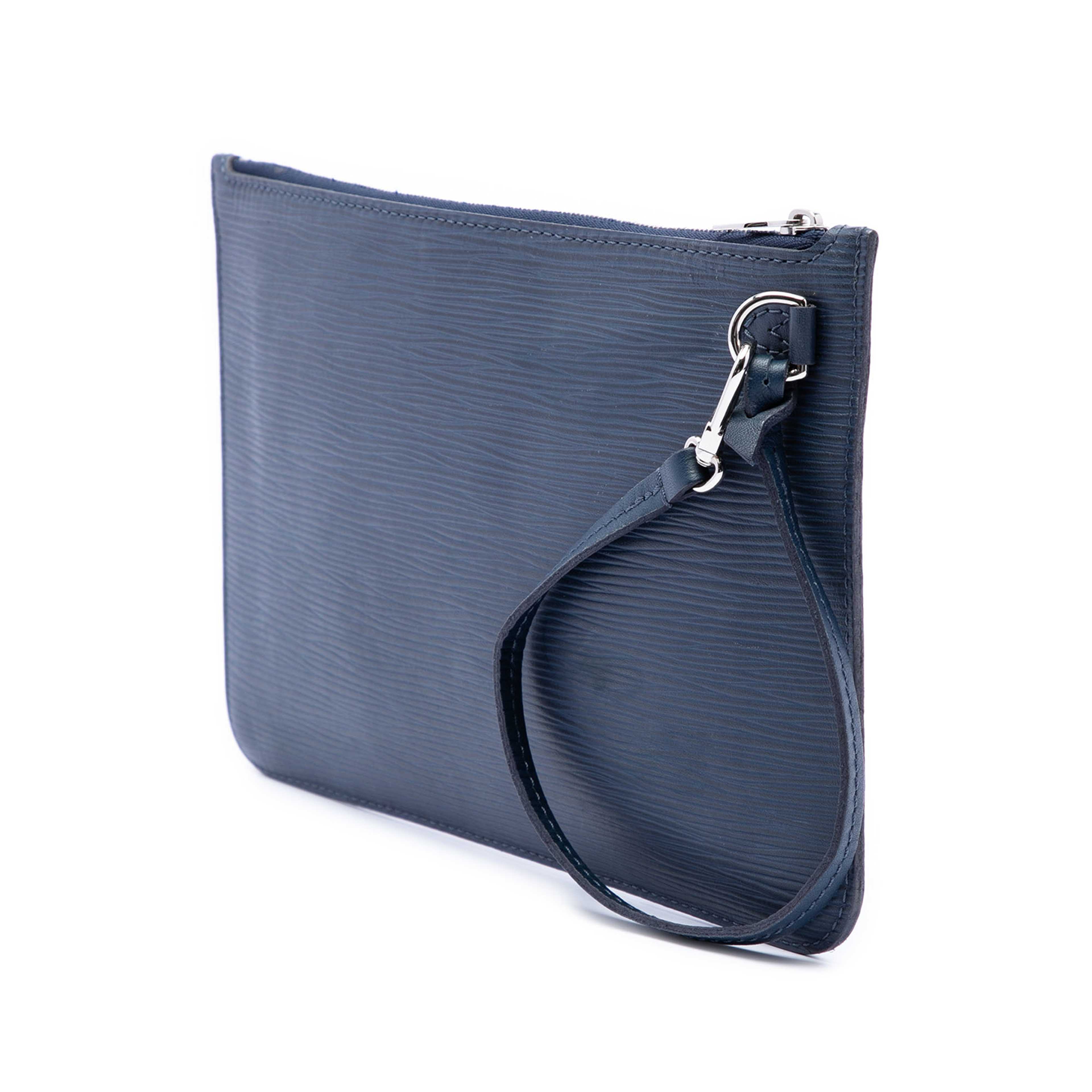Louis Vuitton Epi Neverfull Pouch, från Luxclusif, i färgen blå. Klicka för att öppna bilden i stort format