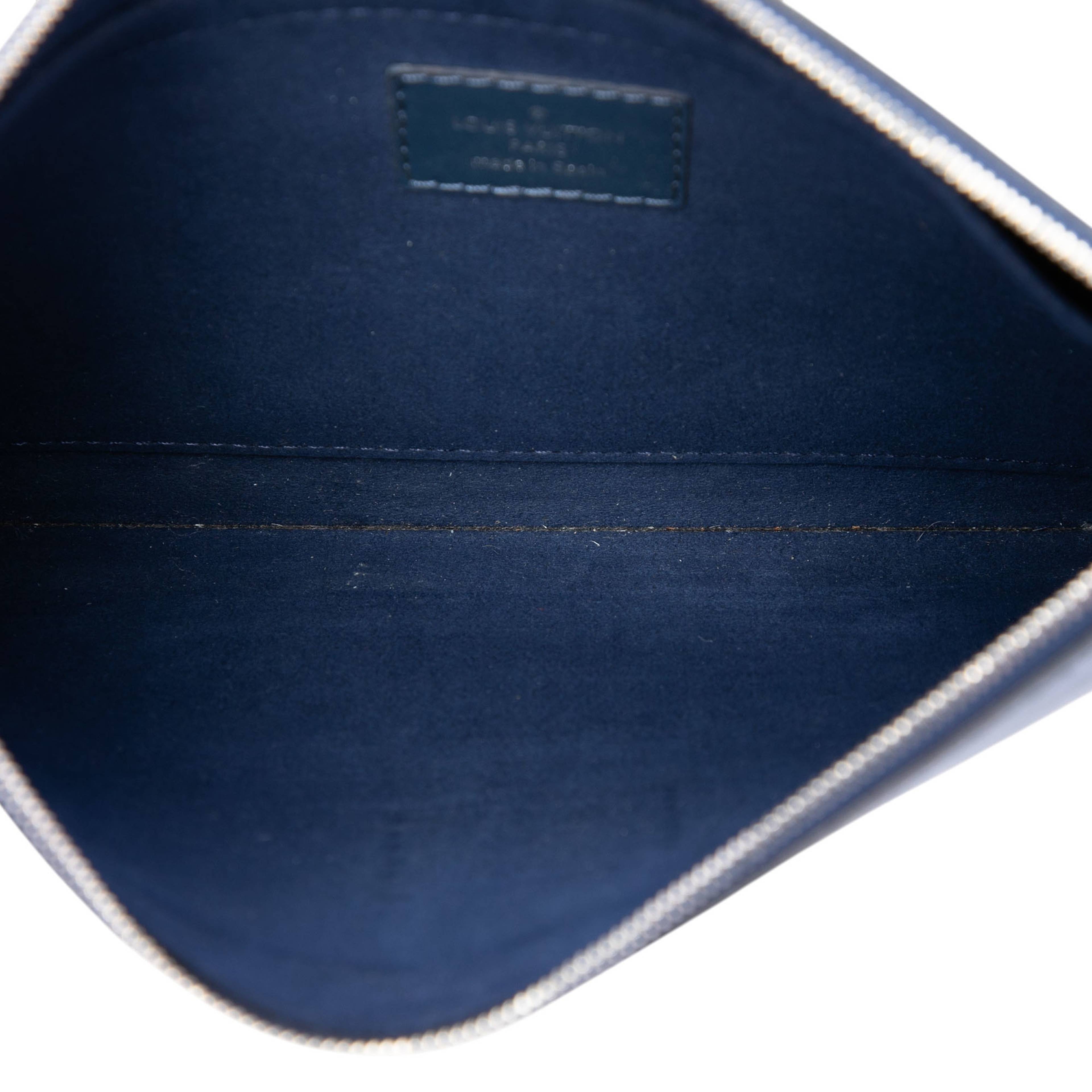 Louis Vuitton Epi Neverfull Pouch, från Luxclusif, i färgen blå. Klicka för att öppna bilden i stort format