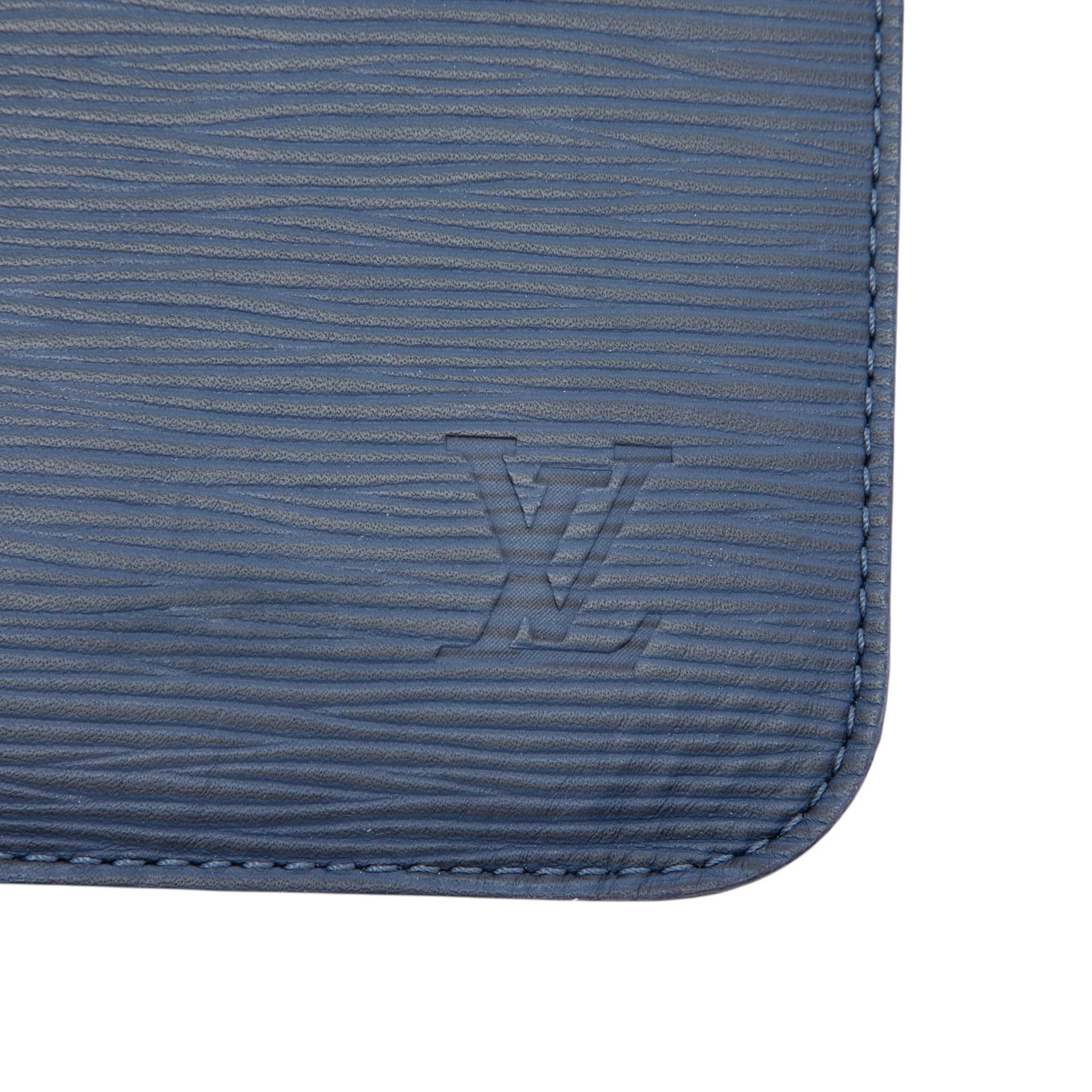 Louis Vuitton Epi Neverfull Pouch, från Luxclusif, i färgen blå. Klicka för att öppna bilden i stort format