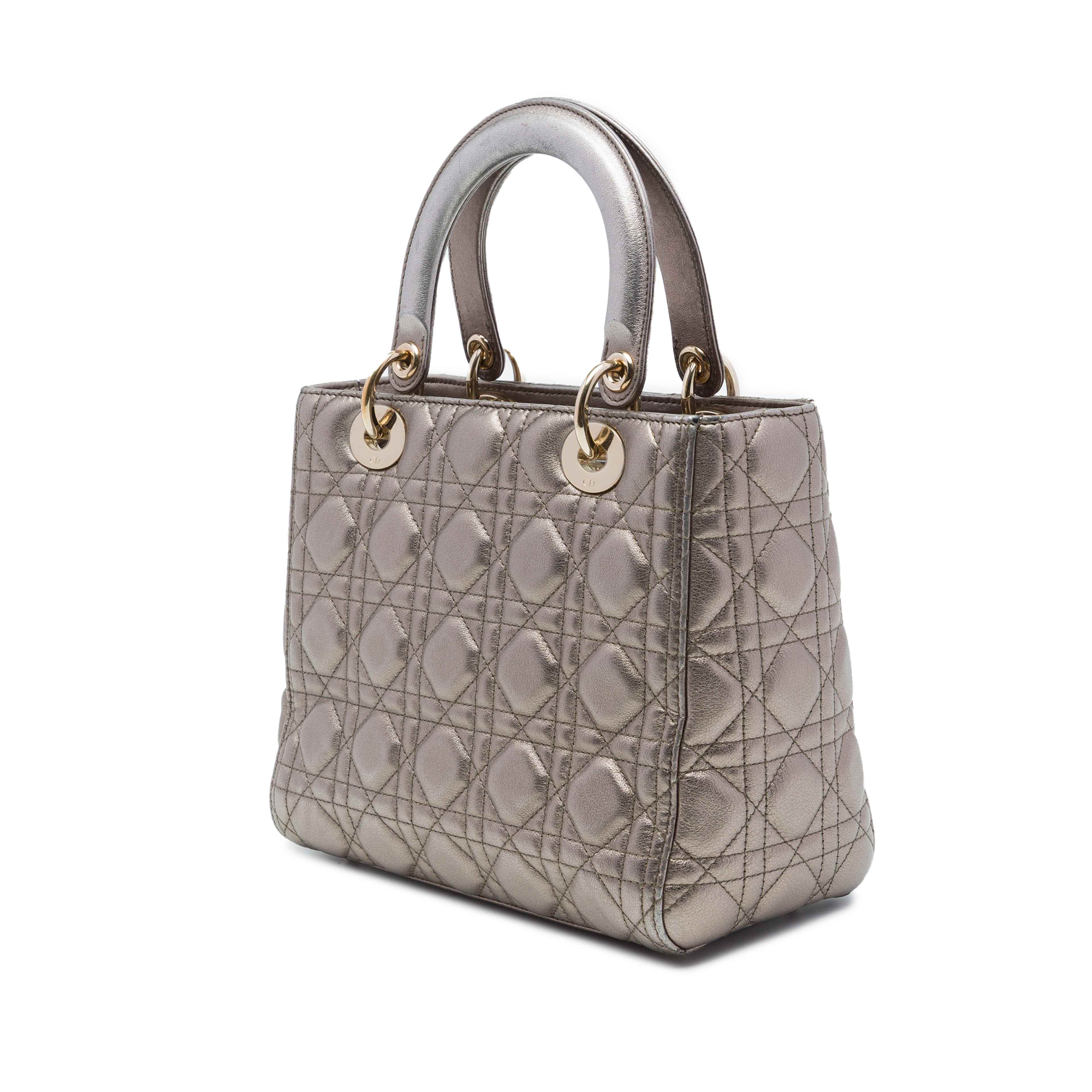 Dior Medium Metallic Lambskin Cannage Lady Dior, från Luxclusif, i färgen silver. Klicka för att öppna bilden i stort format