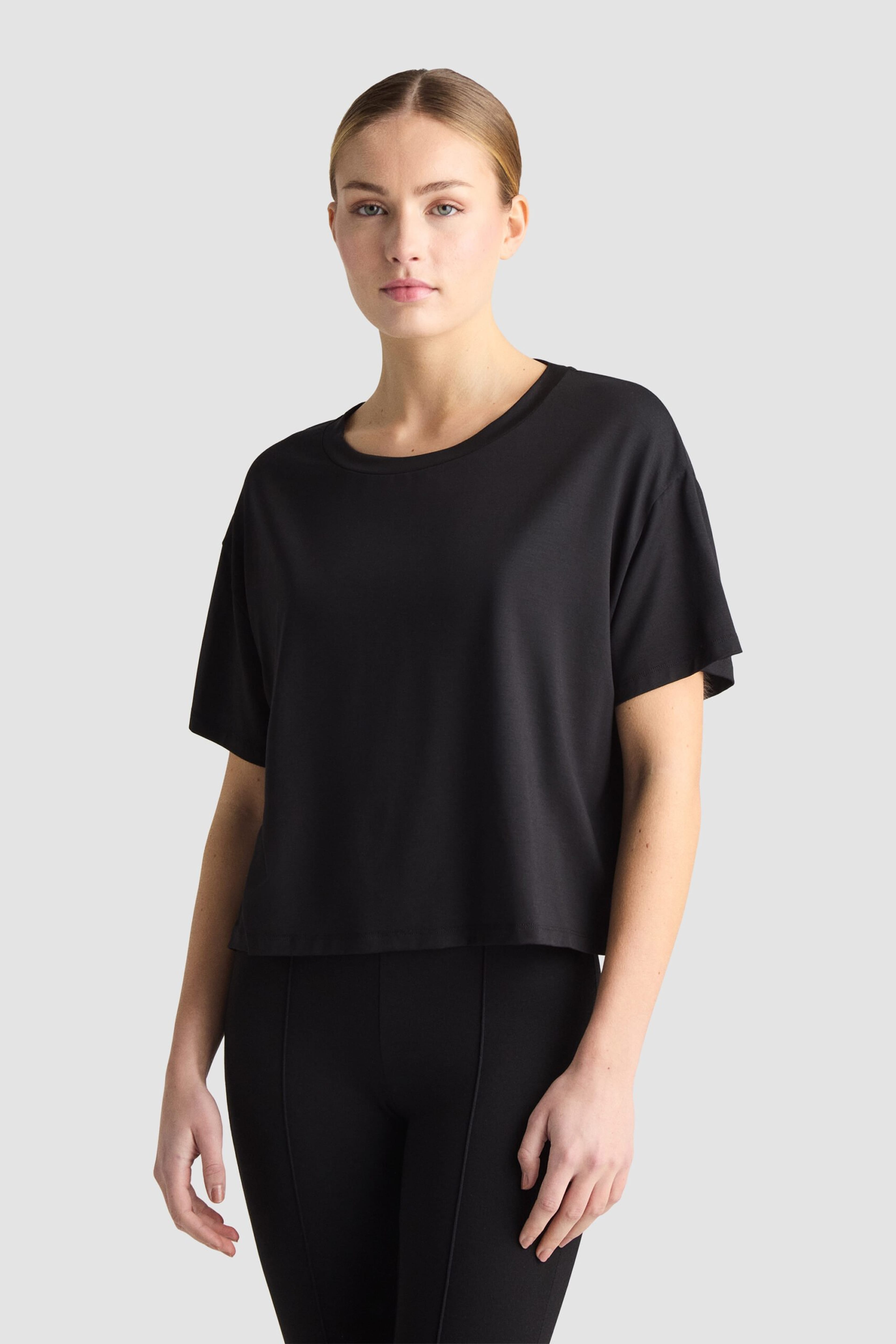 Gwynet Tee - Black, från Residus, i färgen black. Klicka för att öppna bilden i stort format