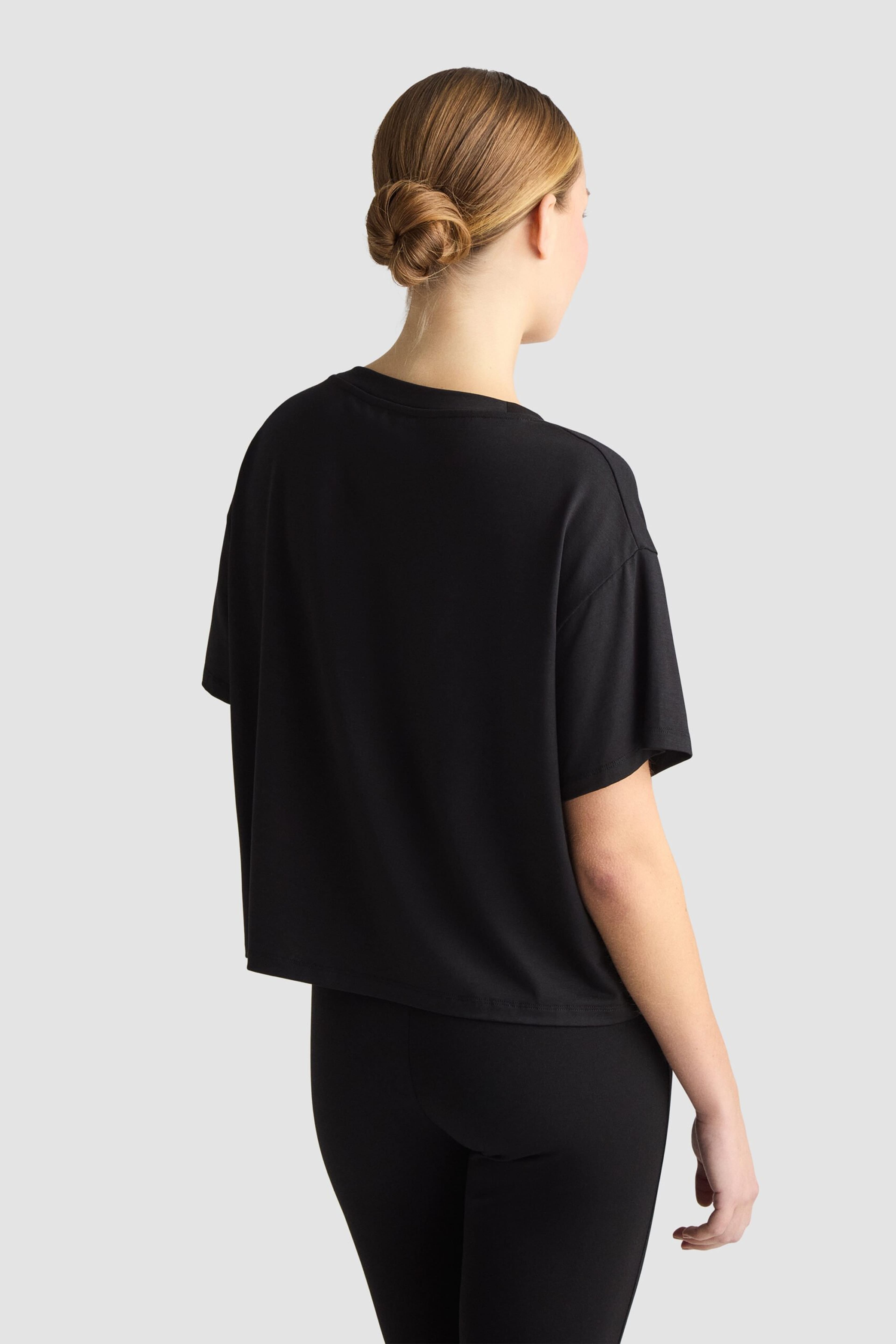 Gwynet Tee - Black, från Residus, i färgen black. Klicka för att öppna bilden i stort format