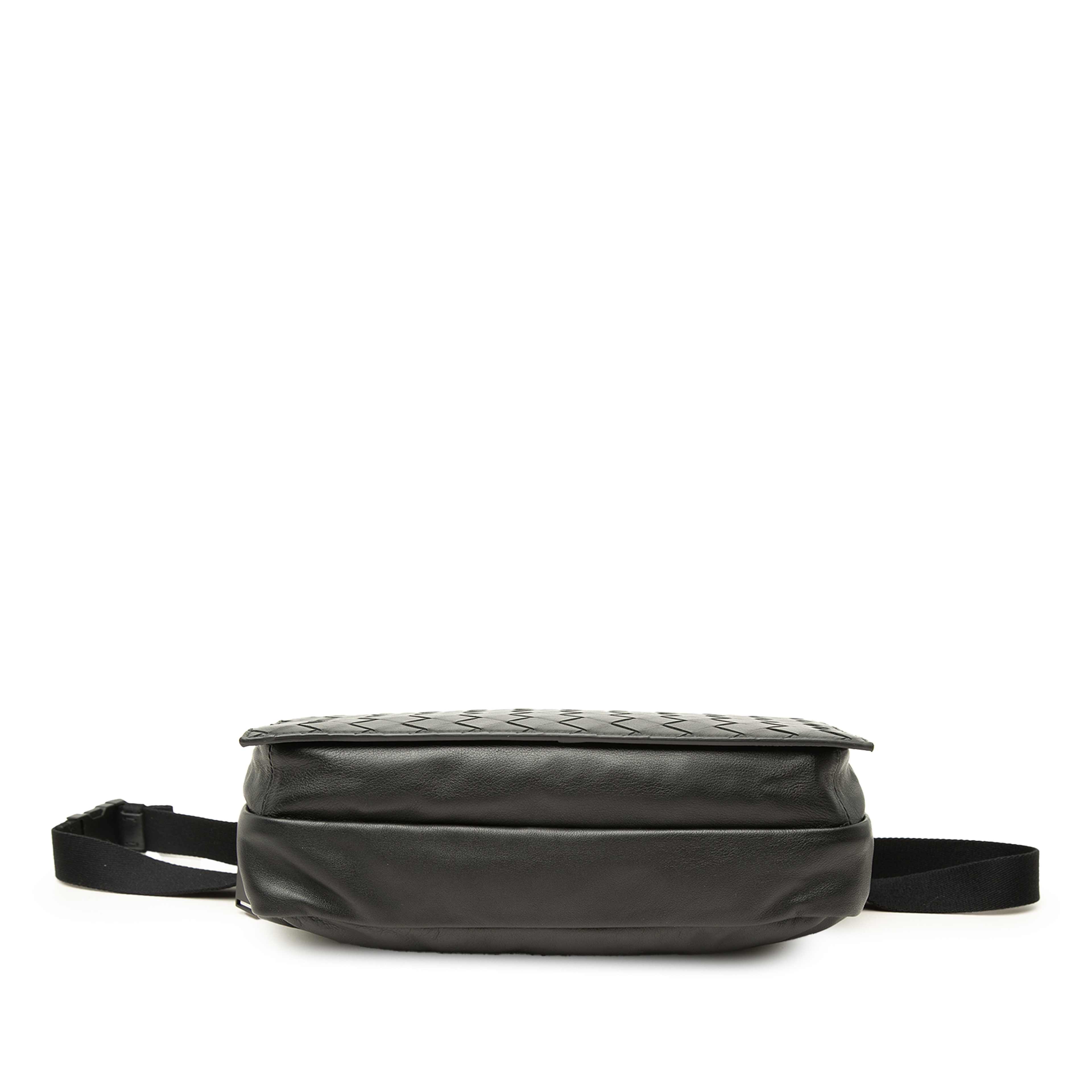 Bottega Veneta Intrecciato Trimmed Nappa Belt Bag, från Luxclusif, i färgen svart. Klicka för att öppna bilden i stort format