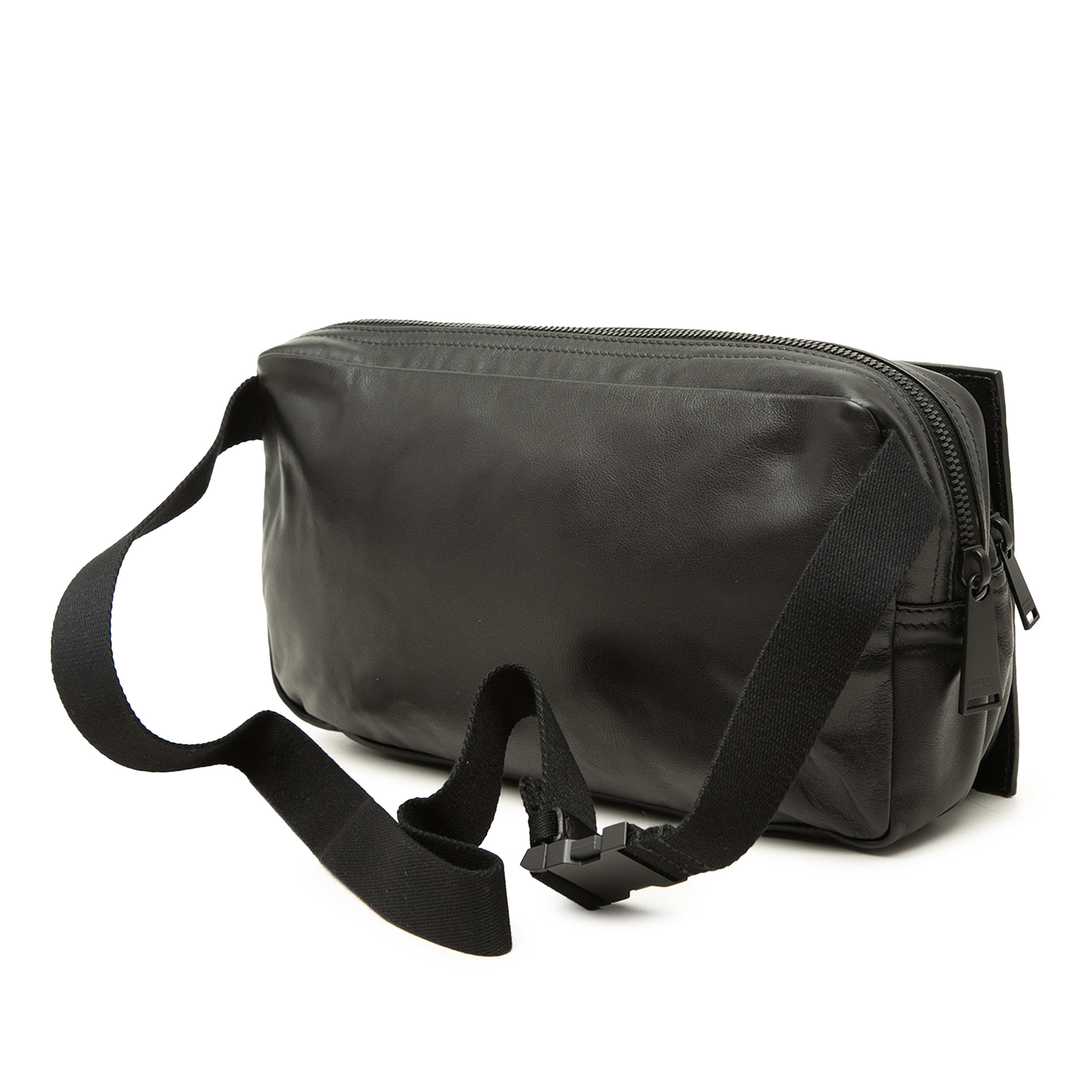 Bottega Veneta Intrecciato Trimmed Nappa Belt Bag, från Luxclusif, i färgen svart. Klicka för att öppna bilden i stort format