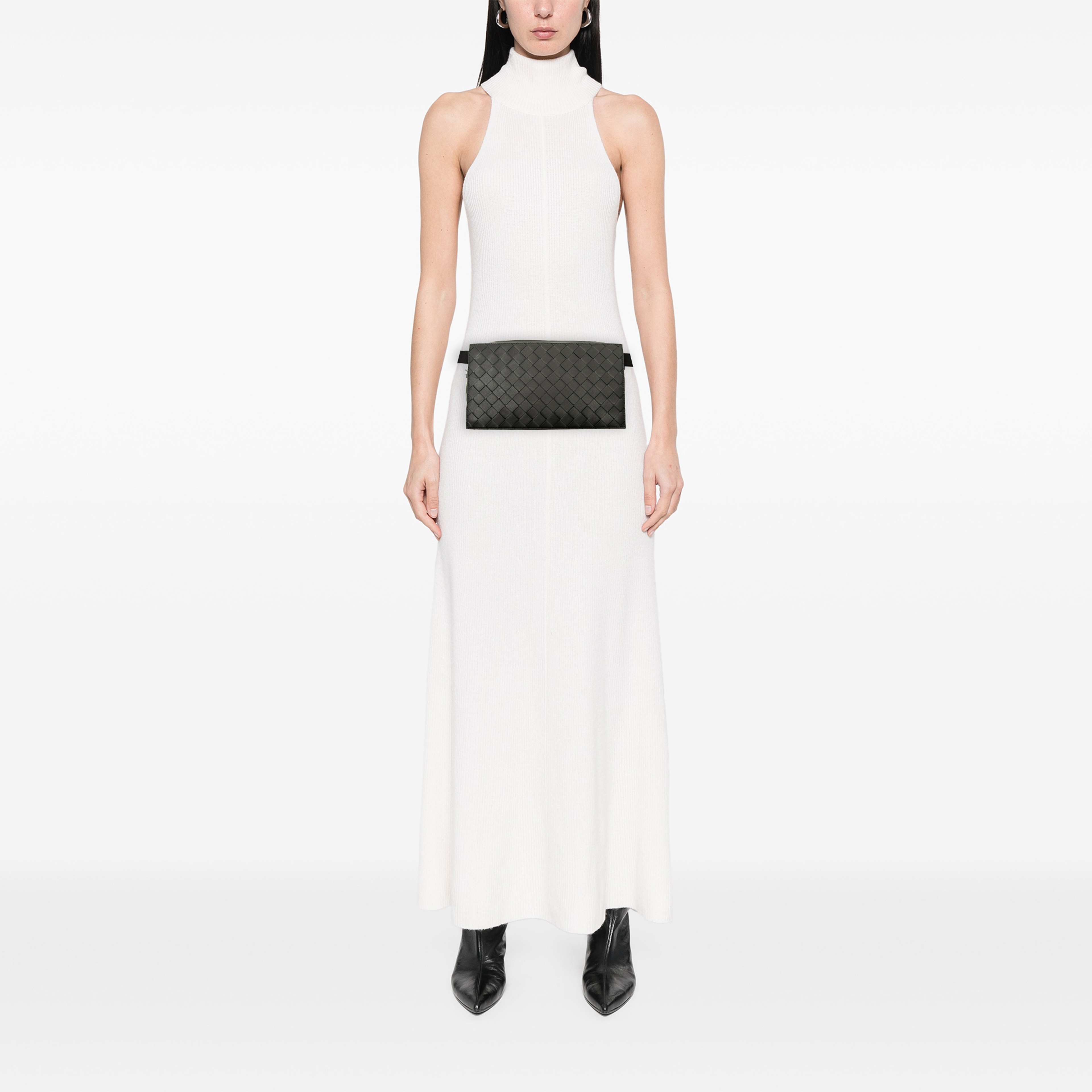 Bottega Veneta Intrecciato Trimmed Nappa Belt Bag, från Luxclusif, i färgen svart. Klicka för att öppna bilden i stort format