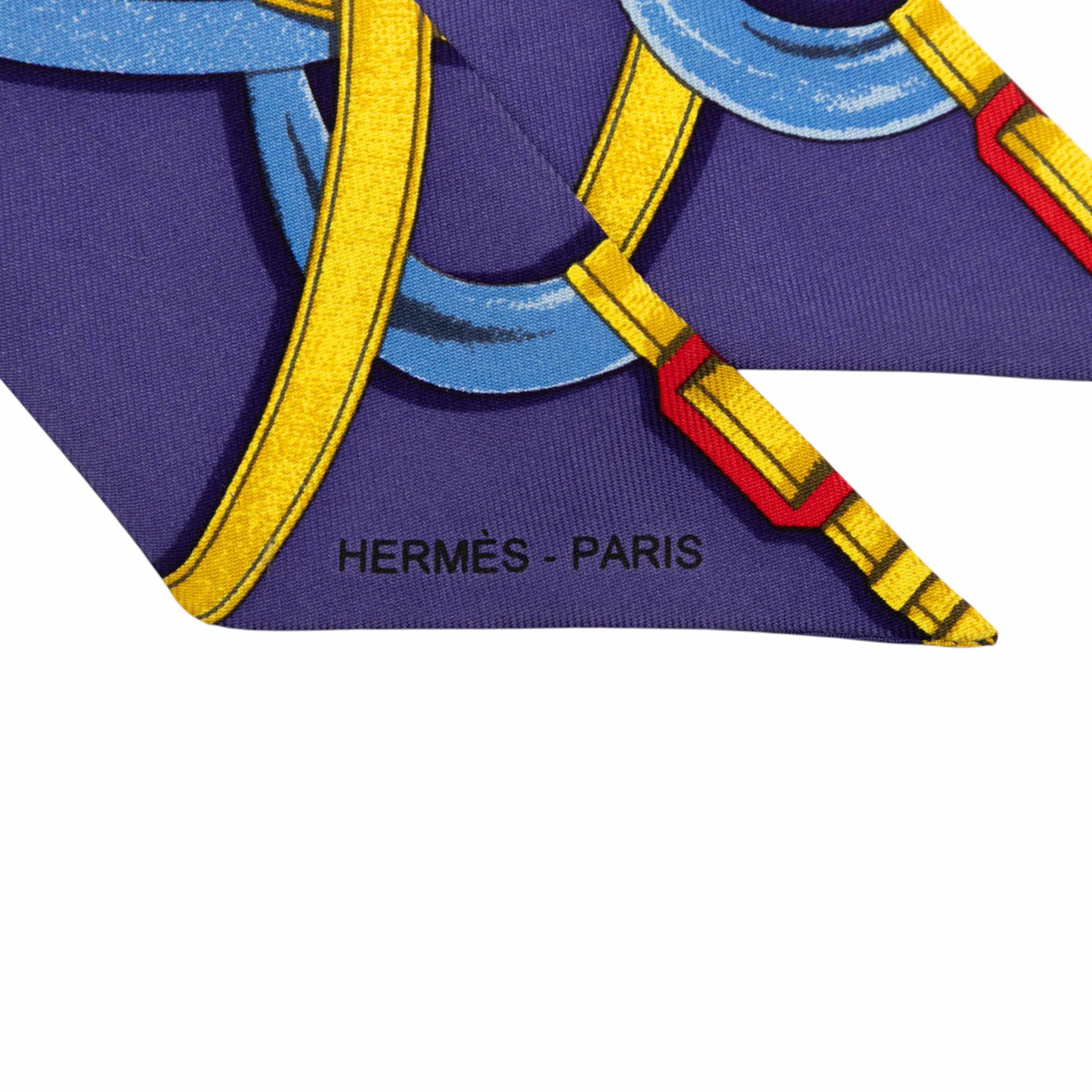 Hermès Grand Manege Silk Twilly Scarf, från Luxclusif, i färgen blue. Klicka för att öppna bilden i stort format