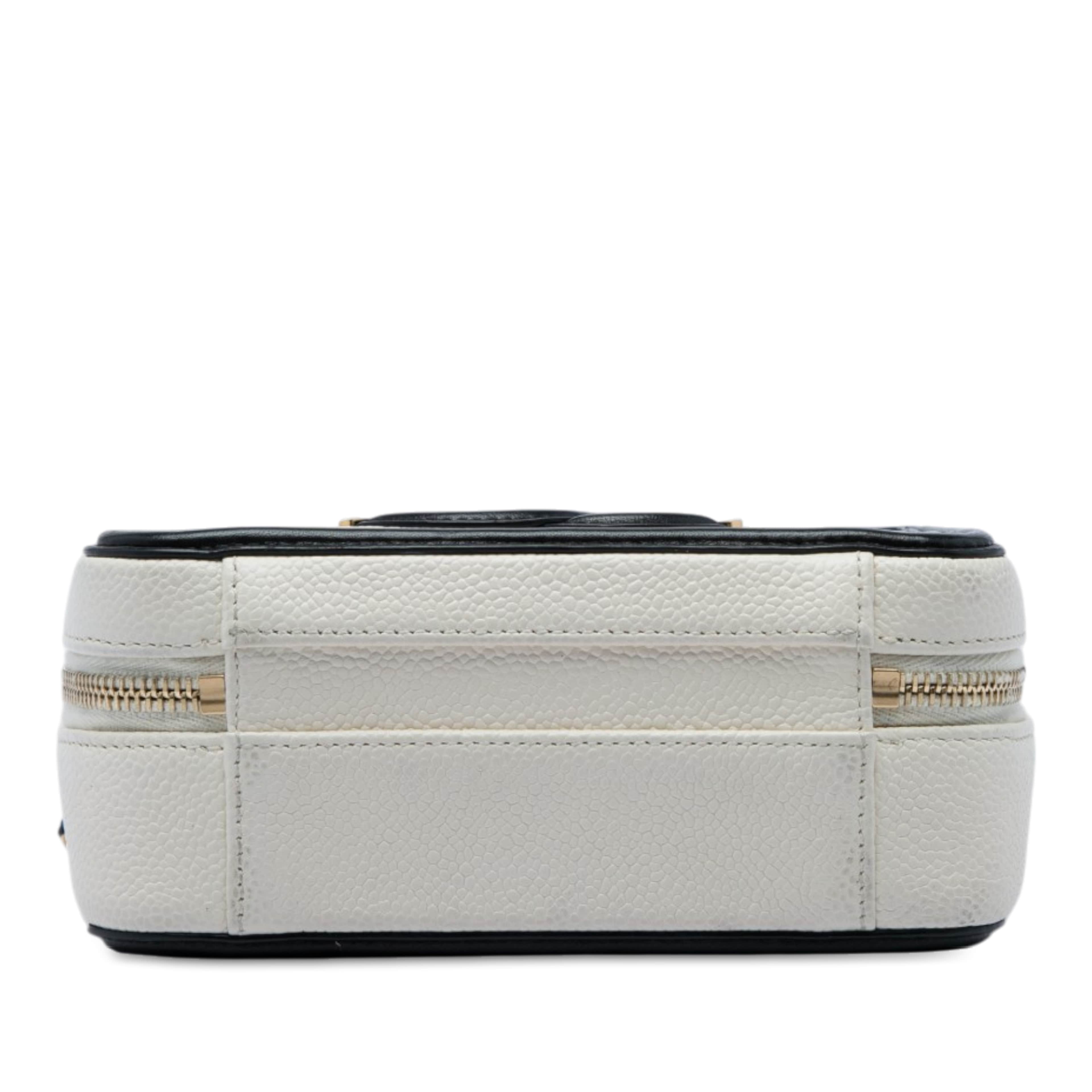 Chanel Small Caviar Cc Filigree Vanity Case, från Luxclusif, i färgen vit. Klicka för att öppna bilden i stort format