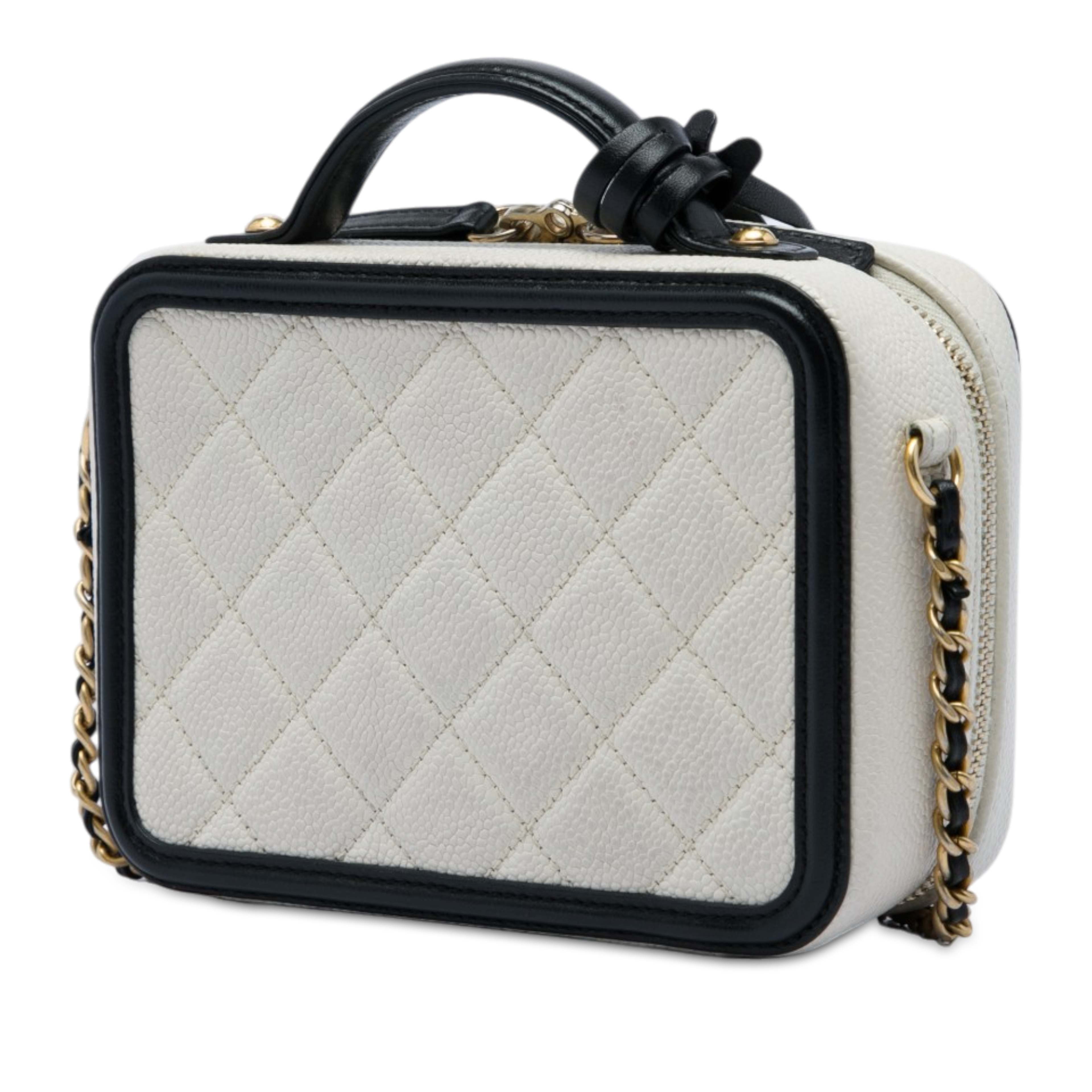 Chanel Small Caviar Cc Filigree Vanity Case, från Luxclusif, i färgen vit. Klicka för att öppna bilden i stort format