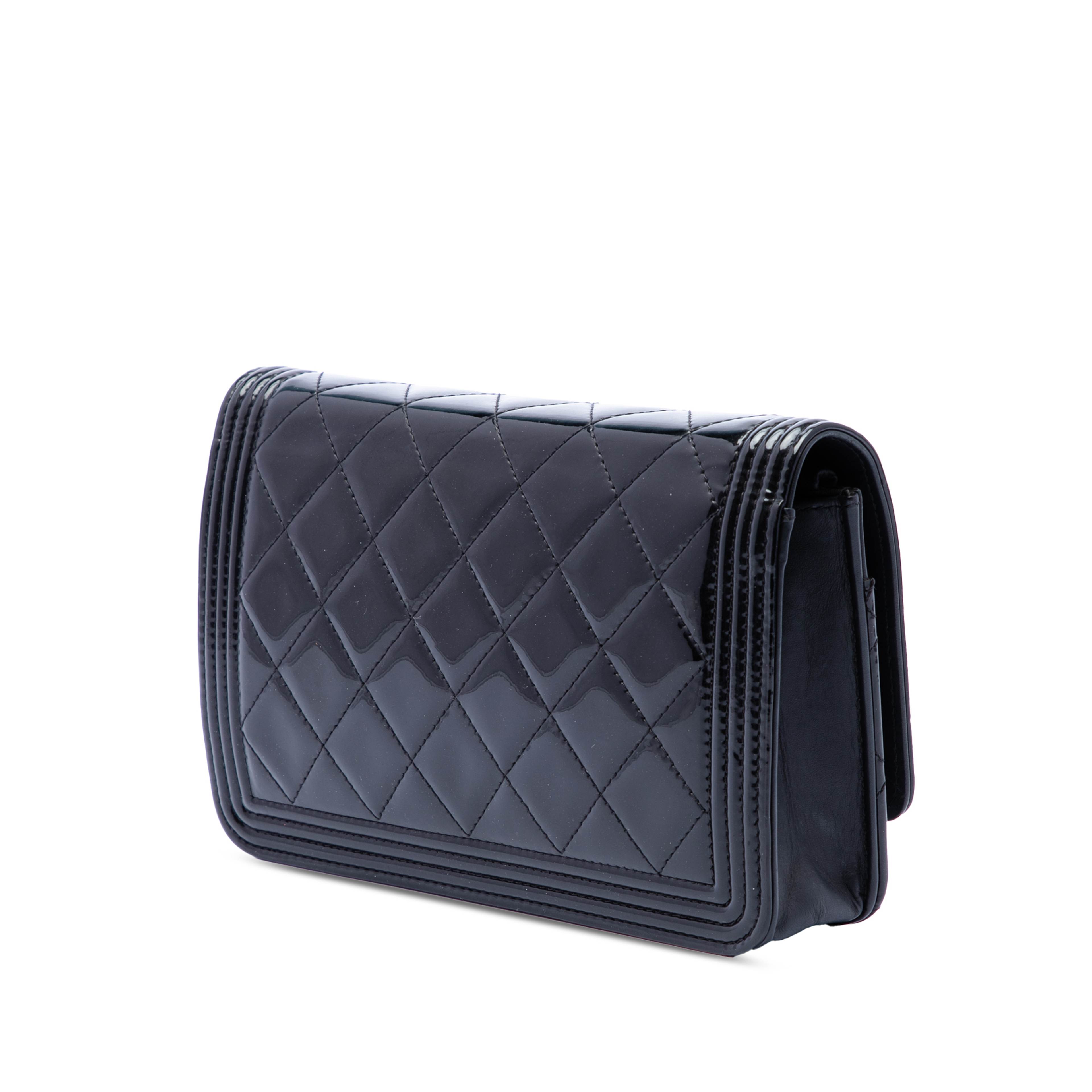 Chanel Quilted Patent Boy Wallet On Chain, från Luxclusif, i färgen svart. Klicka för att öppna bilden i stort format