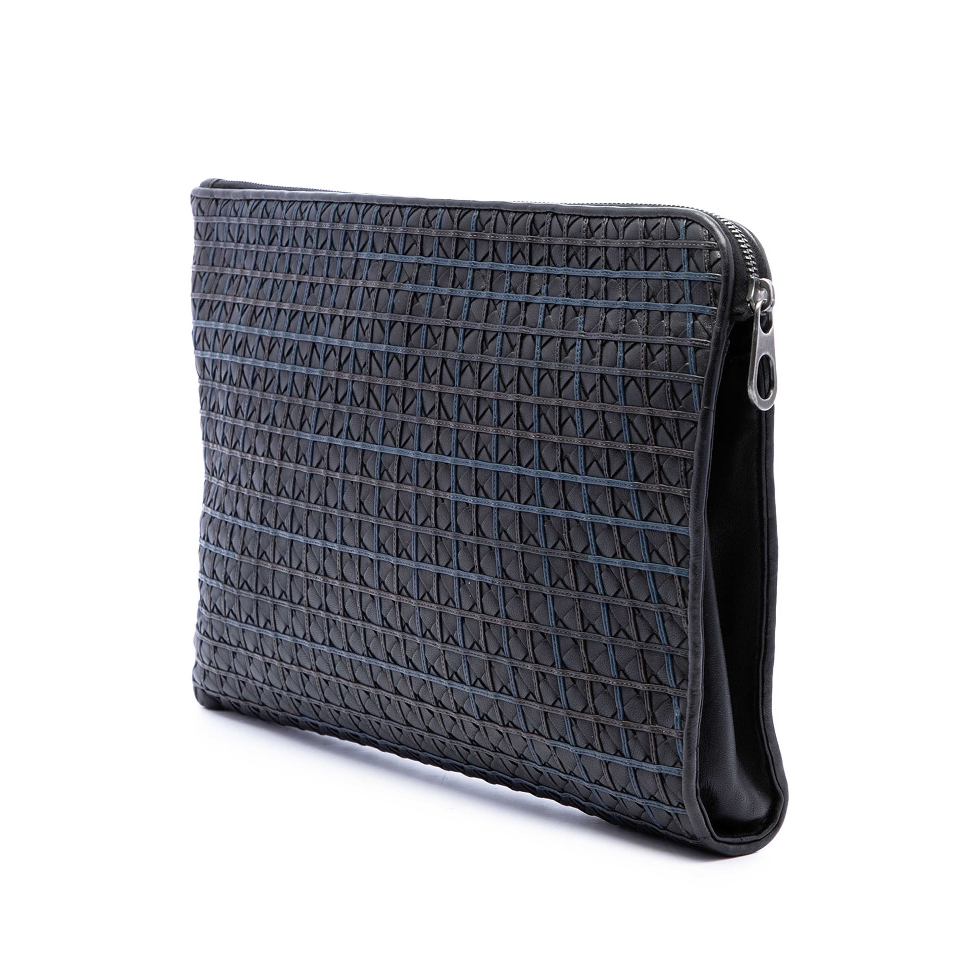 Bottega Veneta Nappa Intrecciato Stitched Clutch, från Luxclusif, i färgen svart. Klicka för att öppna bilden i stort format