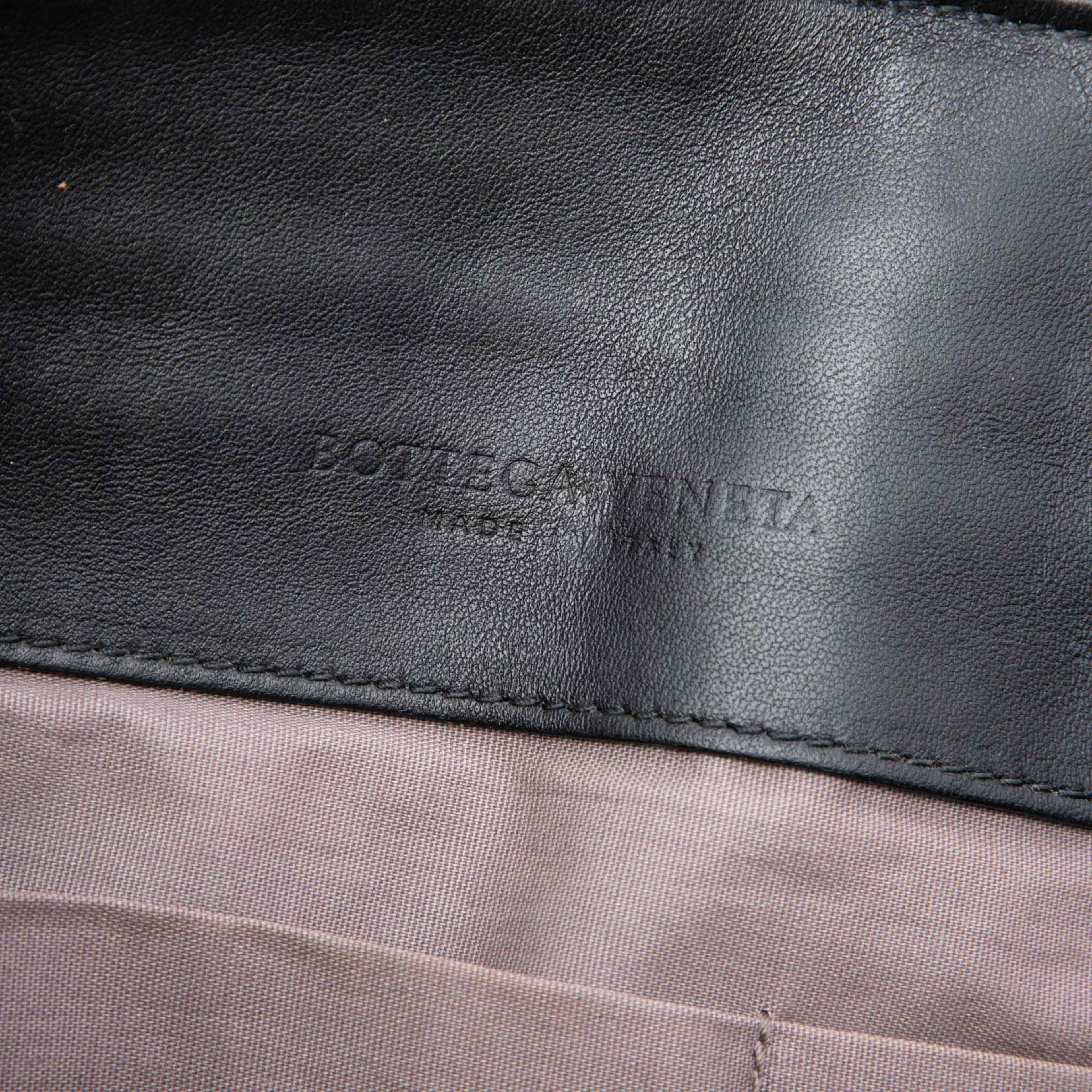 Bottega Veneta Nappa Intrecciato Stitched Clutch, från Luxclusif, i färgen svart. Klicka för att öppna bilden i stort format