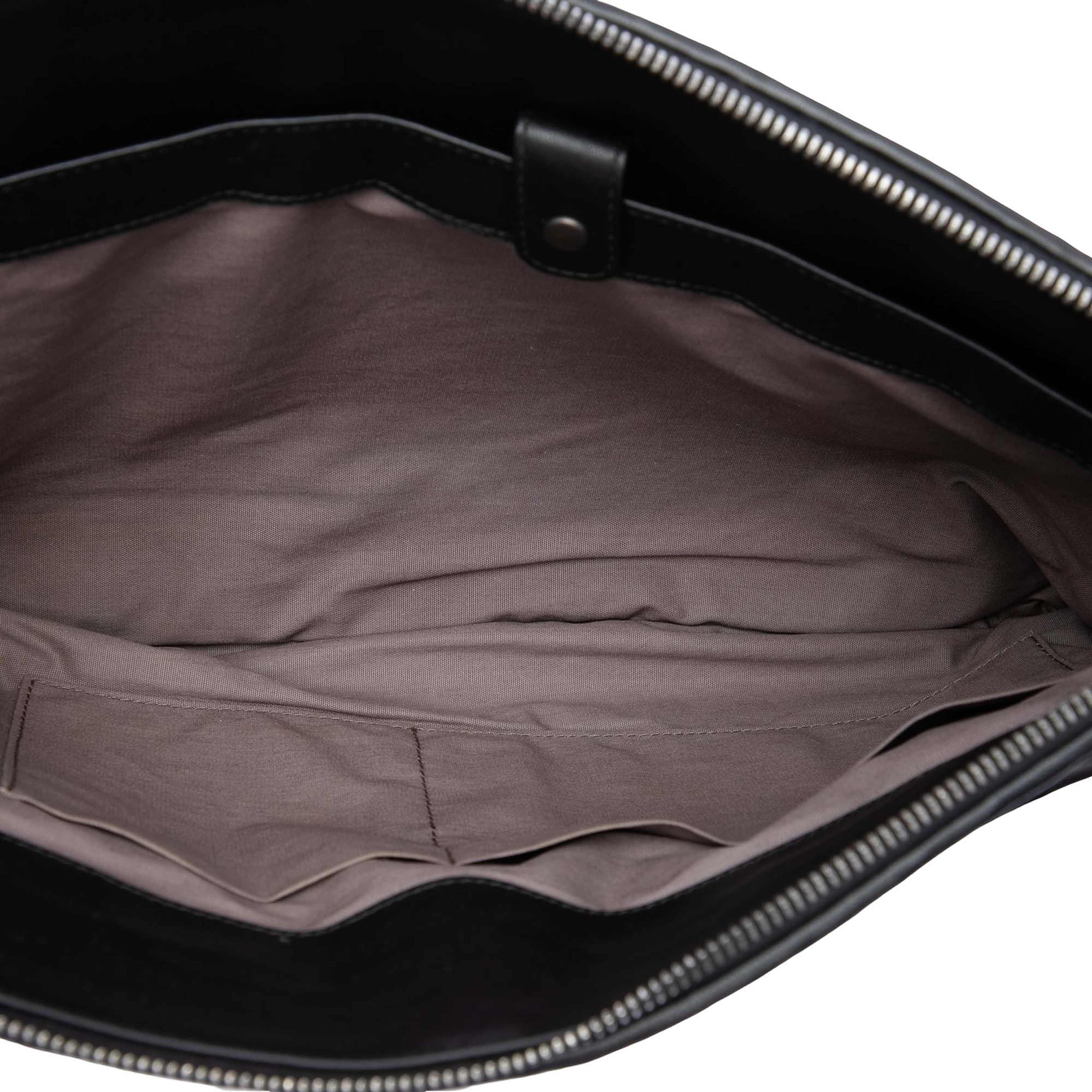 Bottega Veneta Nappa Intrecciato Stitched Clutch, från Luxclusif, i färgen svart. Klicka för att öppna bilden i stort format