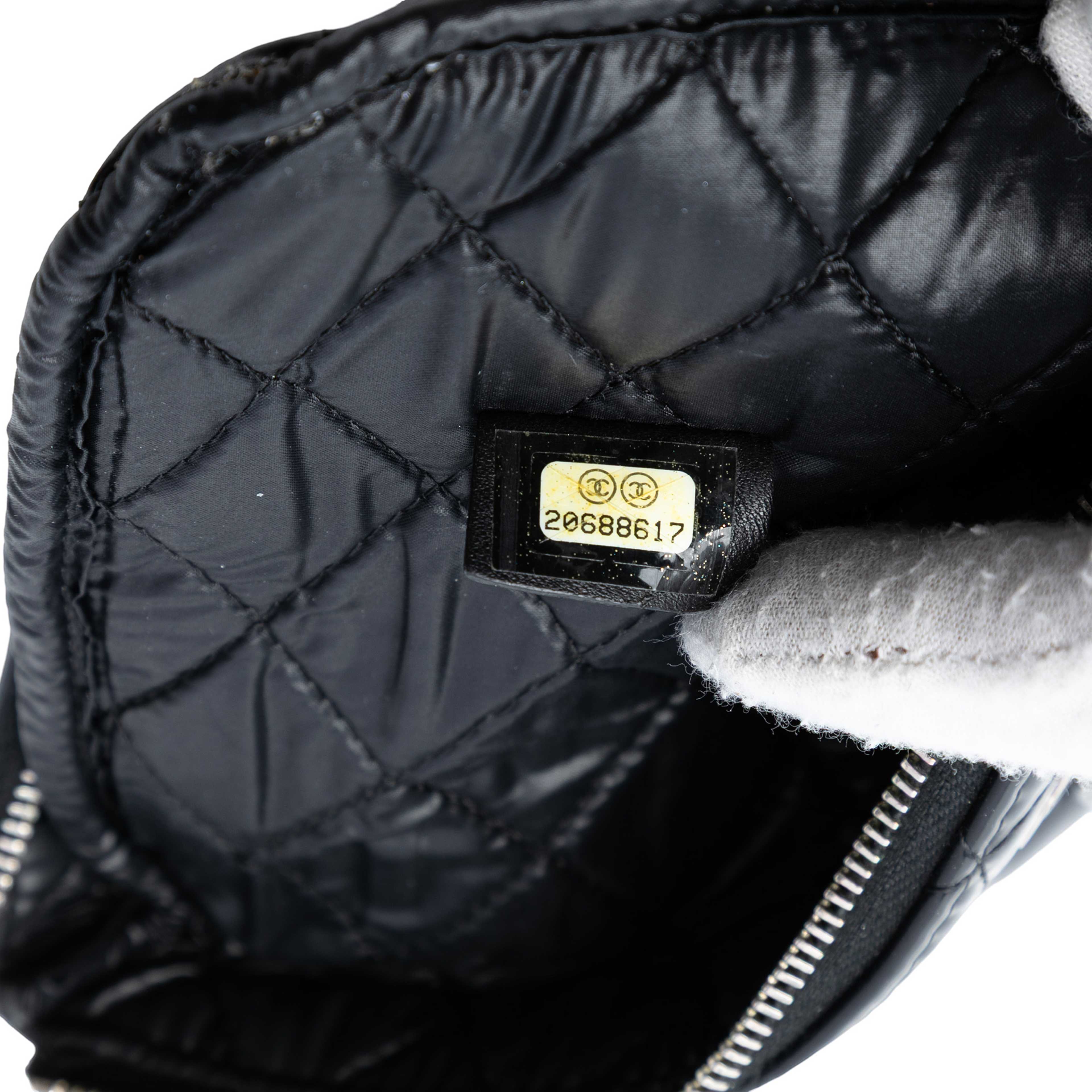 Chanel Small Quilted Patent O Case Clutch, från Luxclusif, i färgen black. Klicka för att öppna bilden i stort format