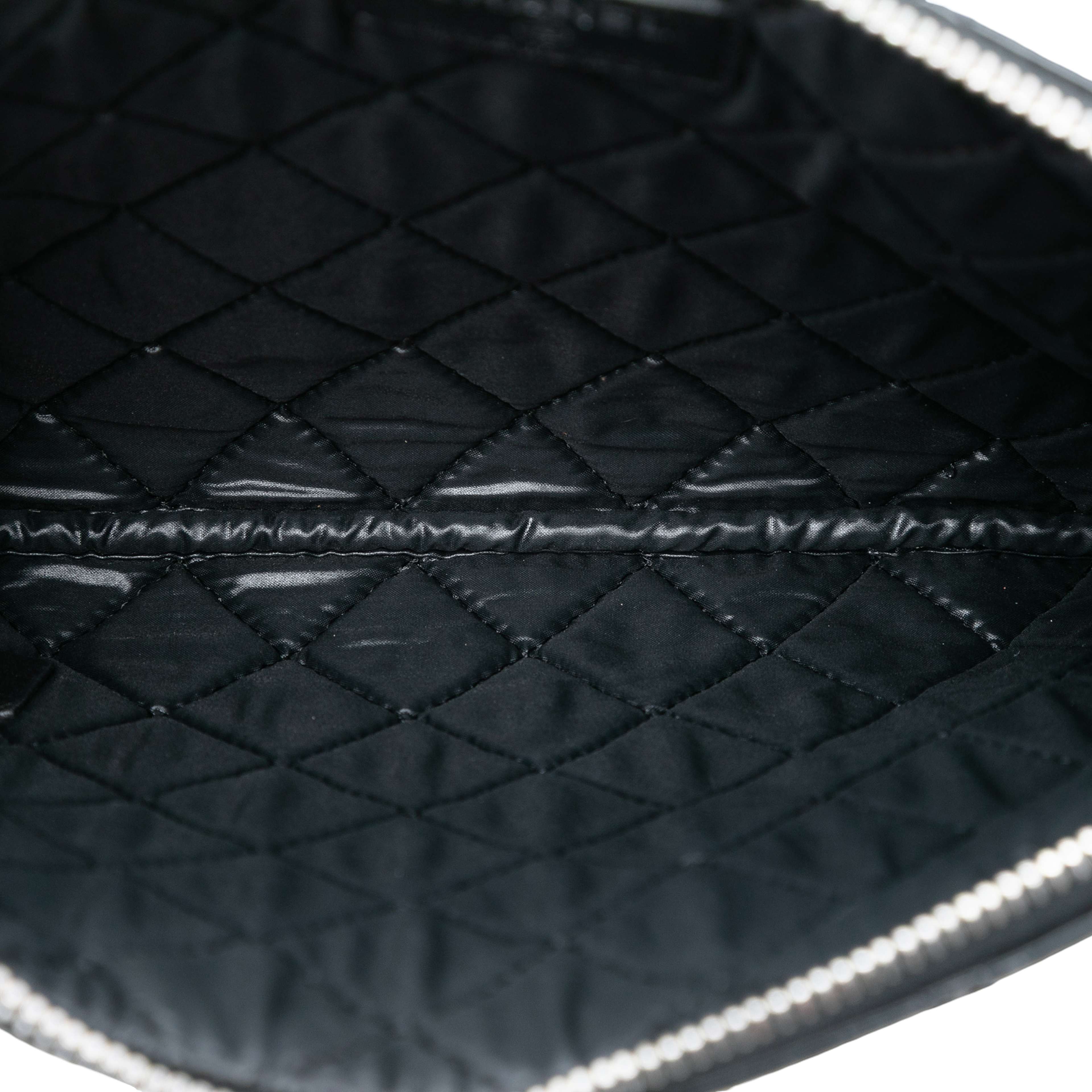 Chanel Small Quilted Patent O Case Clutch, från Luxclusif, i färgen black. Klicka för att öppna bilden i stort format