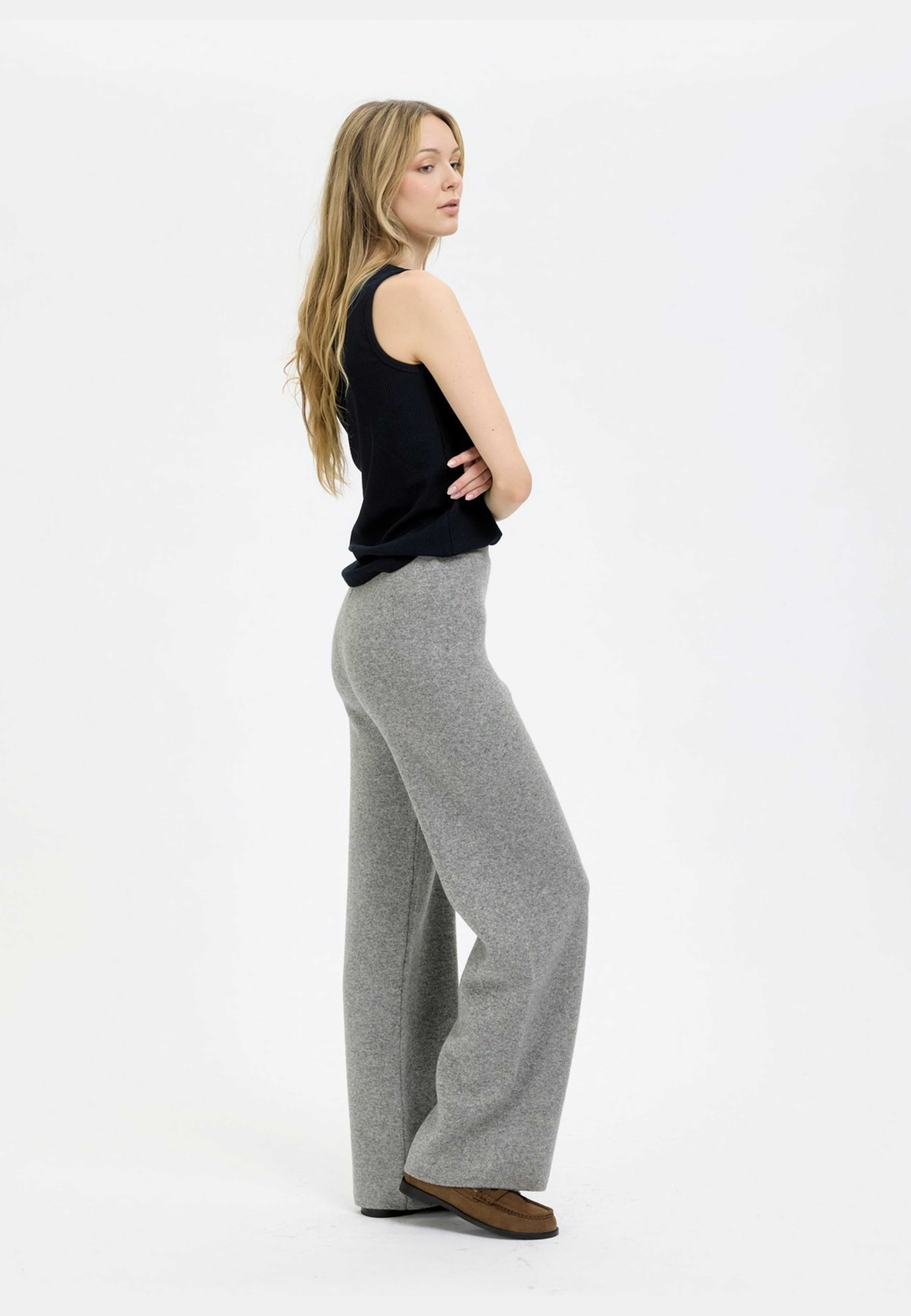 Klippa Stickad Byxa Greymelange, från emmamalena, i färgen grå. Klicka för att öppna bilden i stort format