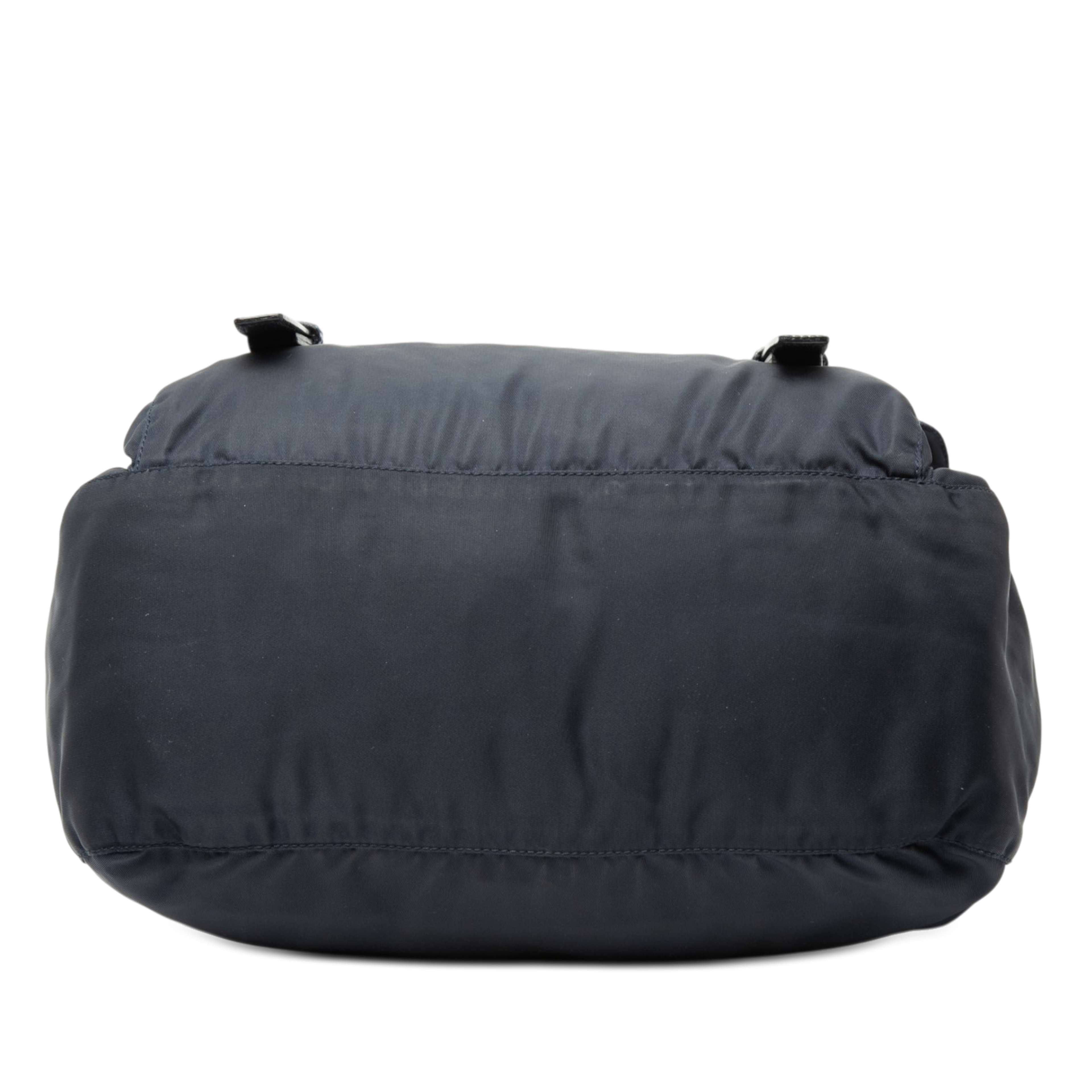 Prada Tessuto Zip Double Buckle Messenger Bag, från Luxclusif, i färgen navy. Klicka för att öppna bilden i stort format