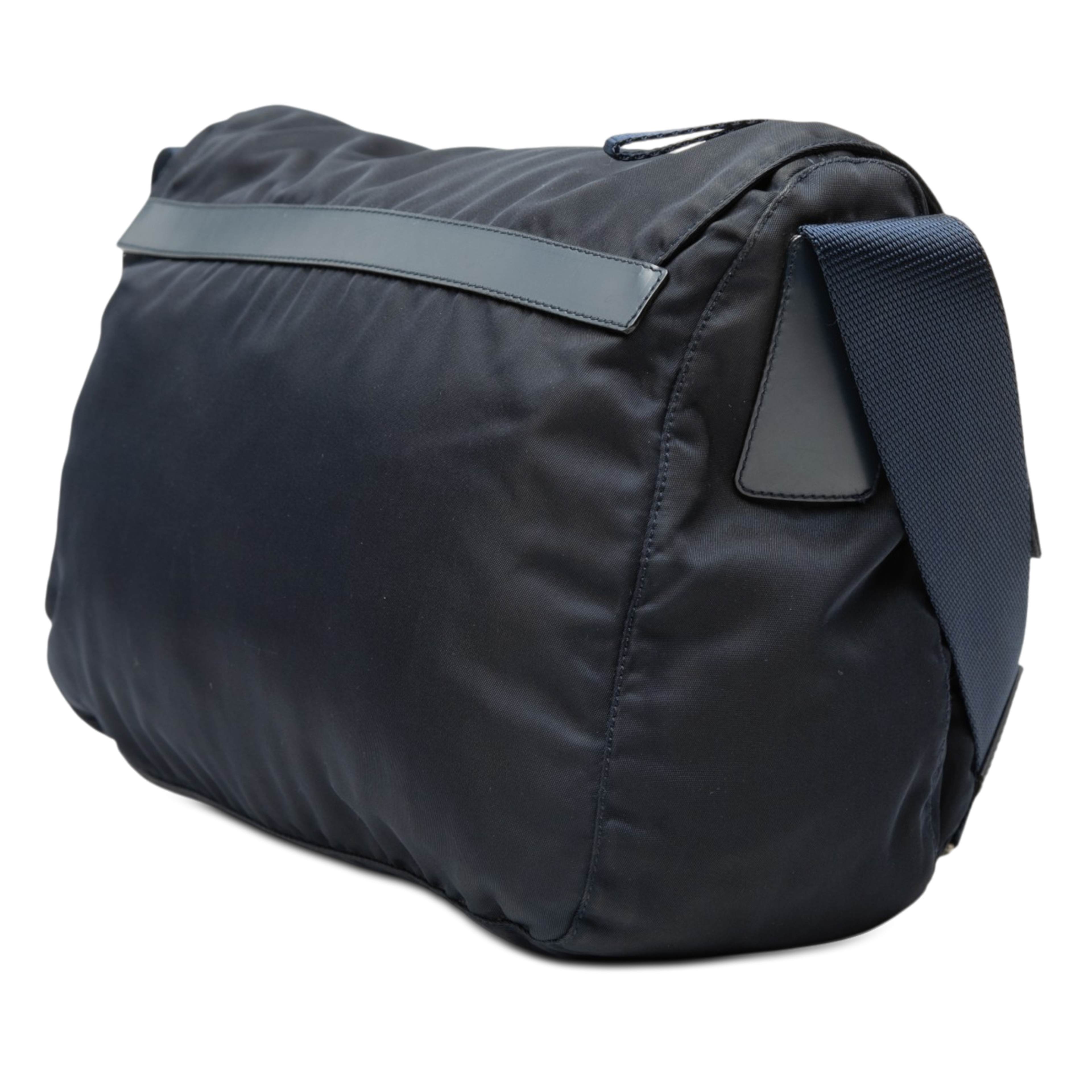 Prada Tessuto Zip Double Buckle Messenger Bag, från Luxclusif, i färgen navy. Klicka för att öppna bilden i stort format