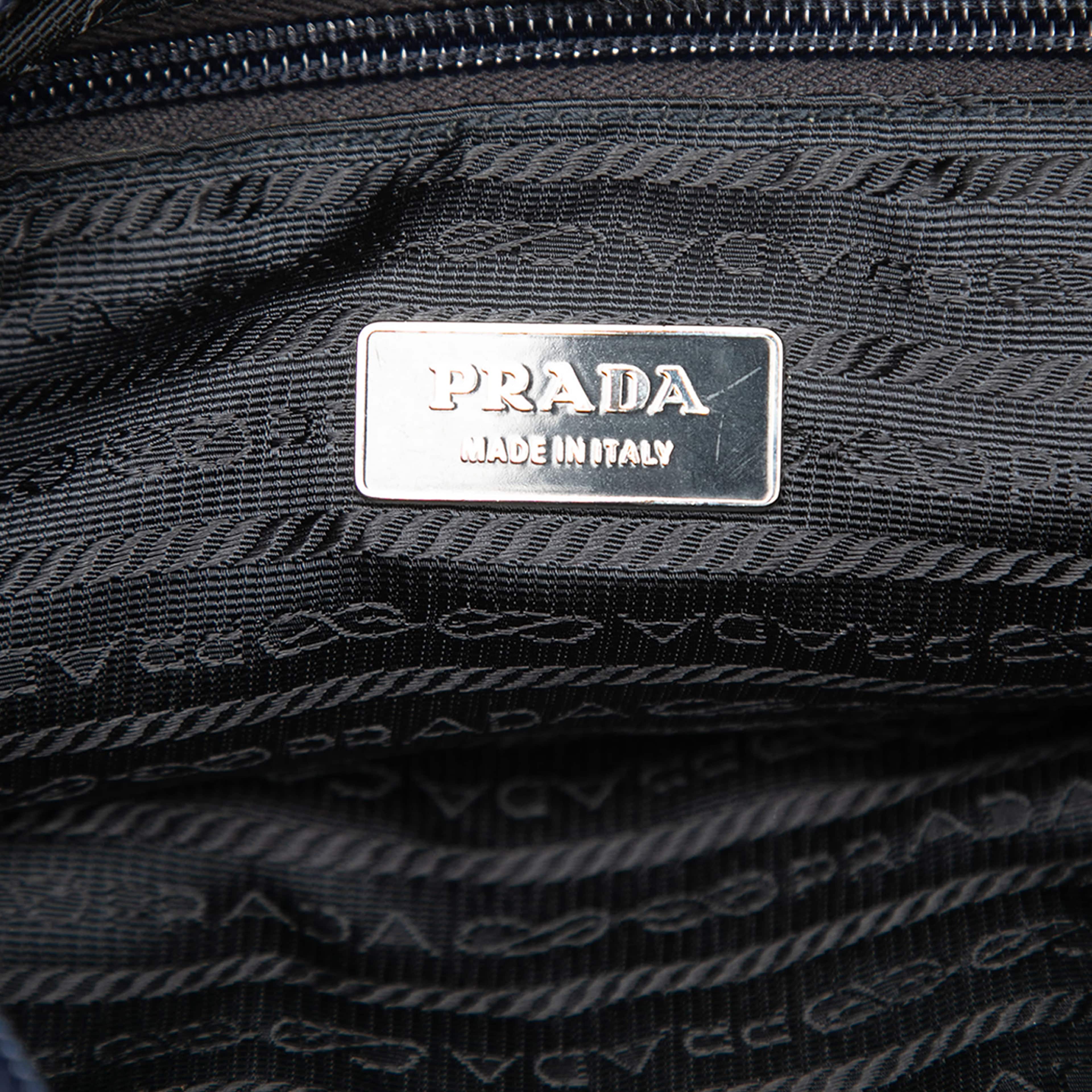 Prada Tessuto Zip Double Buckle Messenger Bag, från Luxclusif, i färgen navy. Klicka för att öppna bilden i stort format