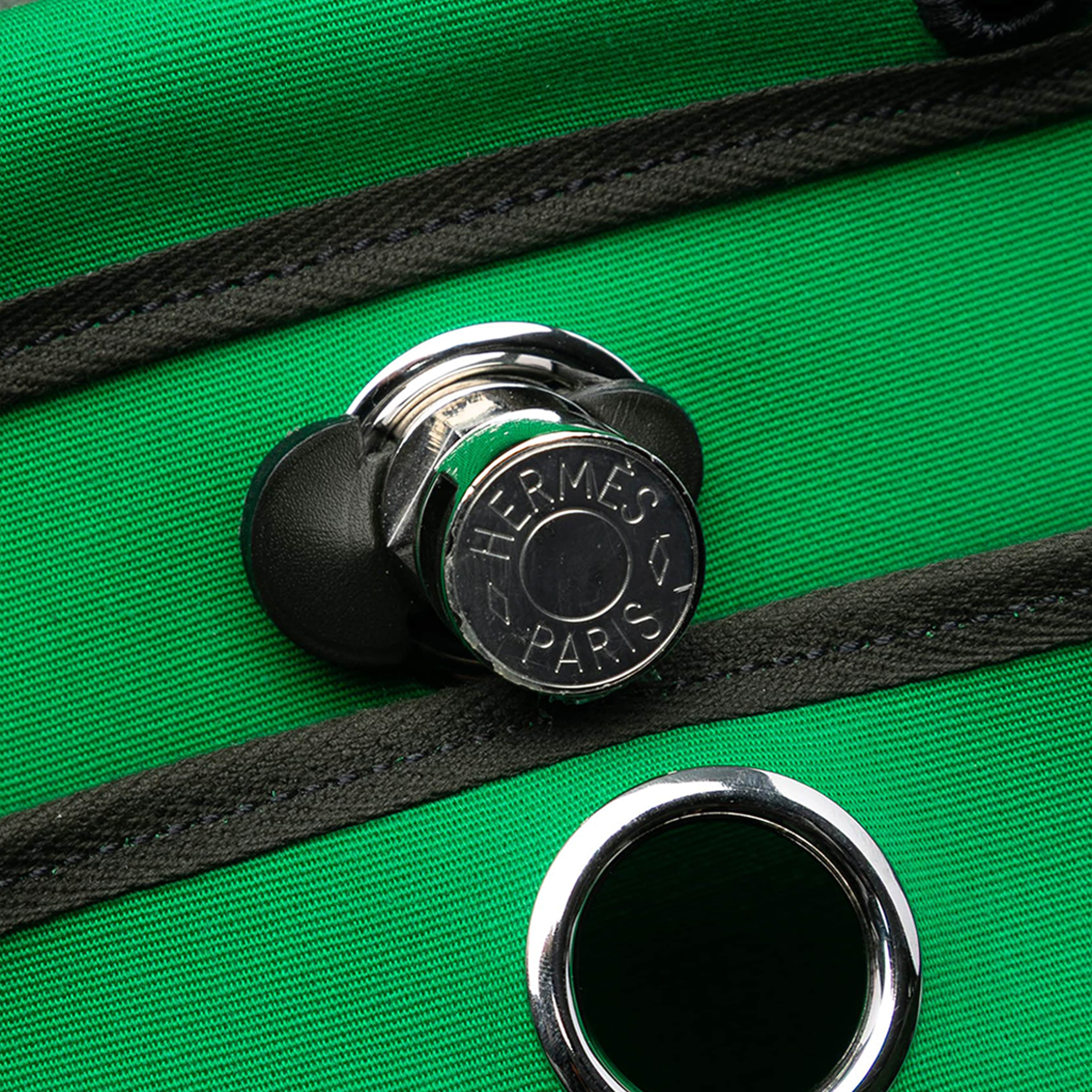 Hermès Toile Herbag A Dos Zip Retourne Backpack, från Luxclusif, i färgen green. Klicka för att öppna bilden i stort format