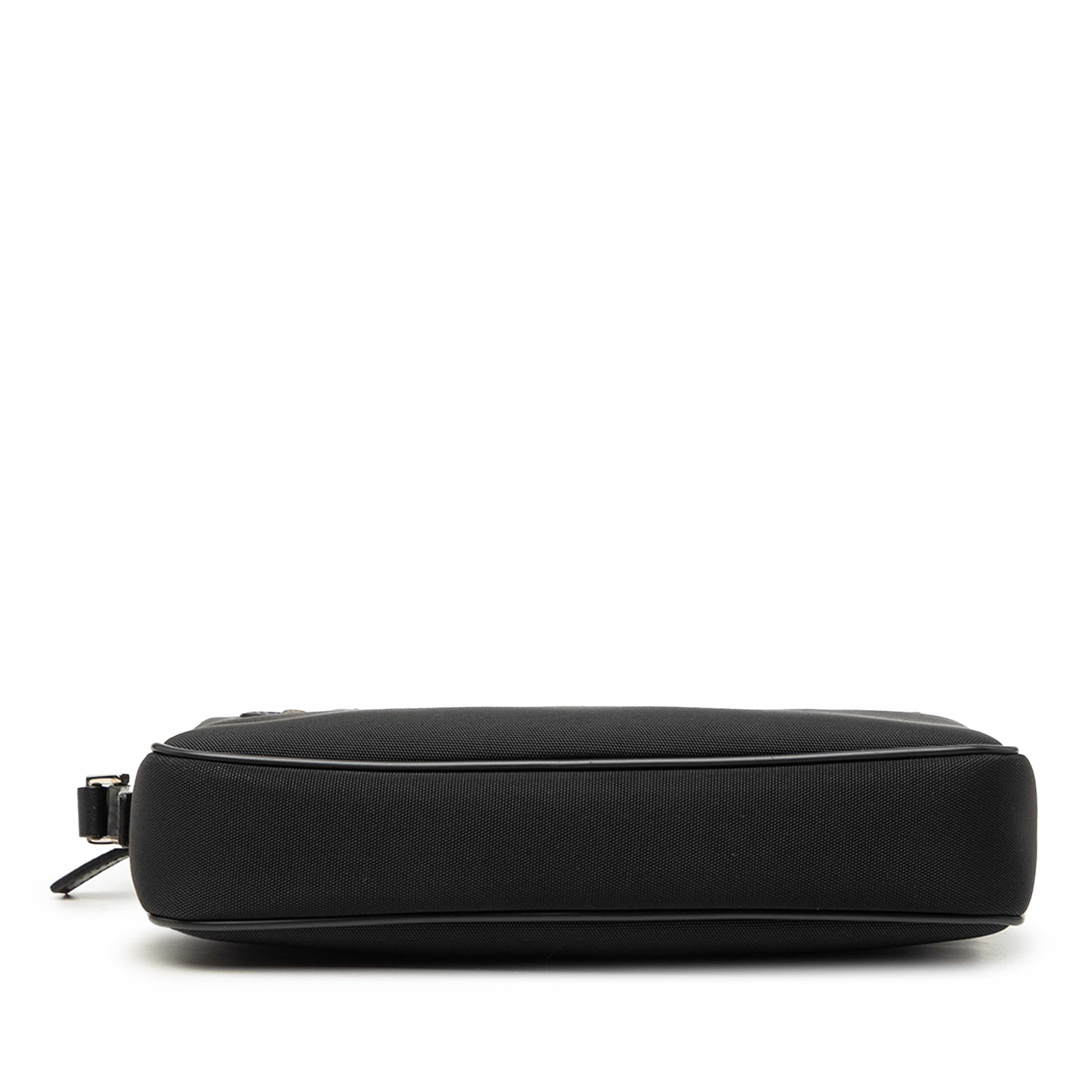 Gucci Canvas Clutch, från Luxclusif, i färgen svart. Klicka för att öppna bilden i stort format
