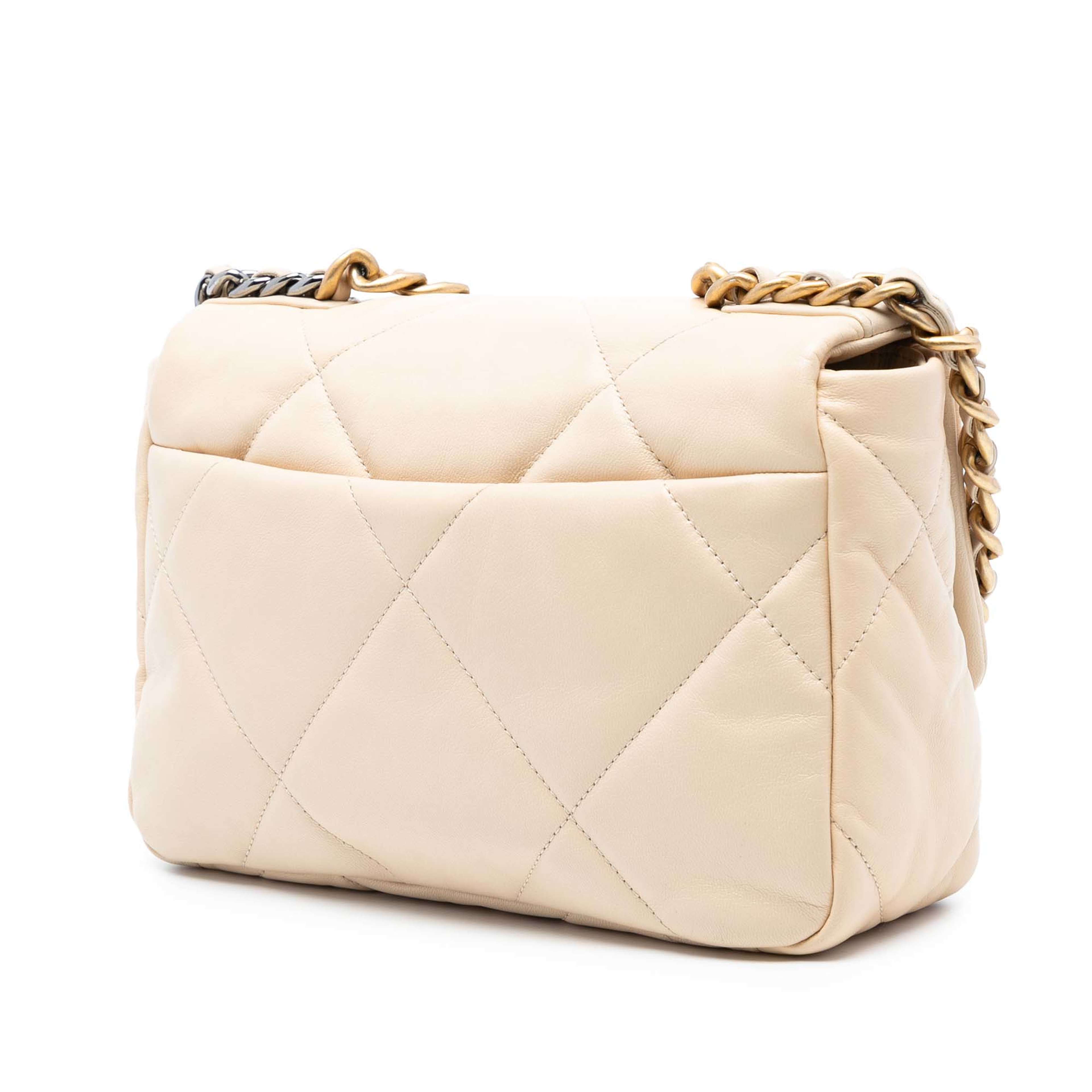Chanel Medium Lambskin 19 Flap, från Luxclusif, i färgen beige. Klicka för att öppna bilden i stort format