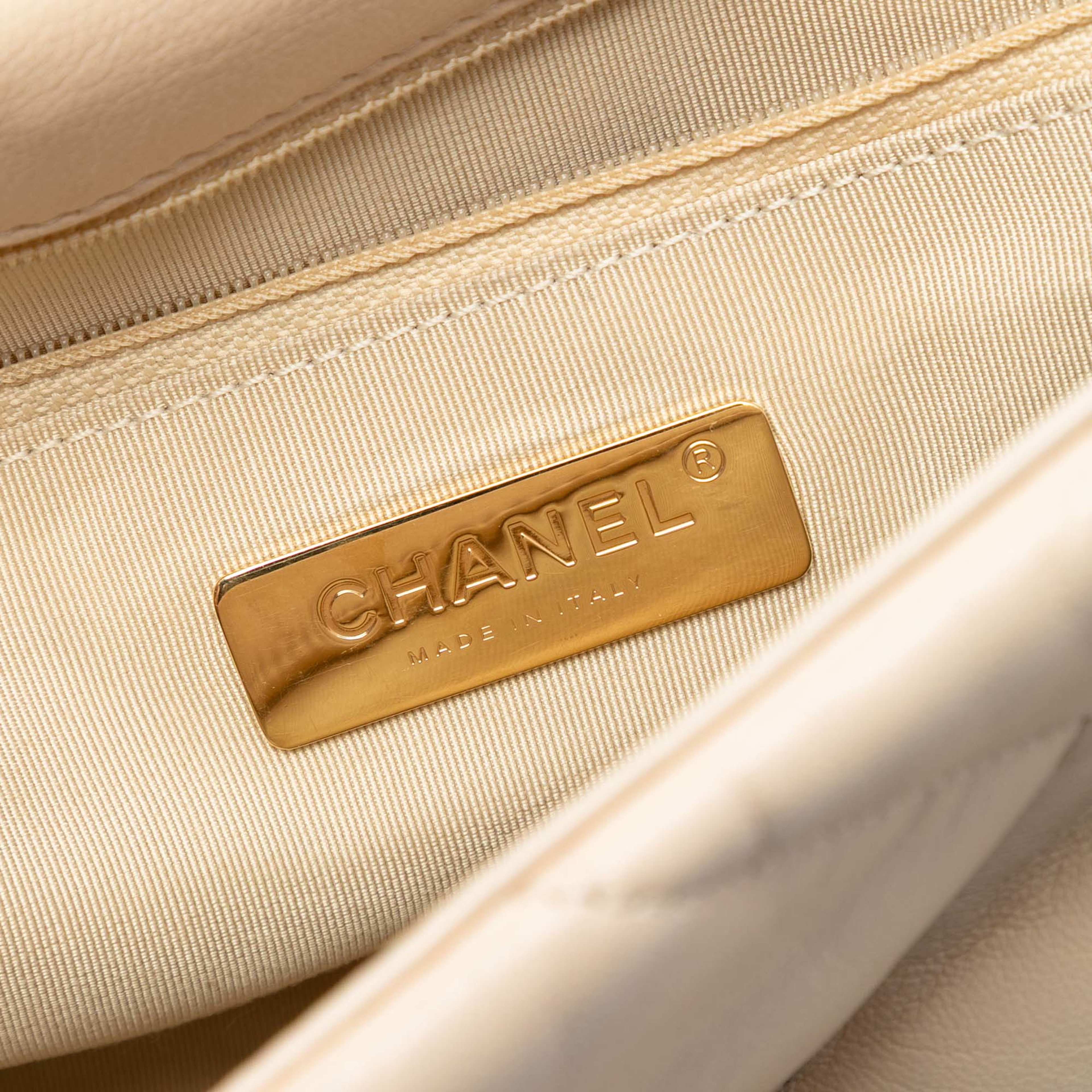 Chanel Medium Lambskin 19 Flap, från Luxclusif, i färgen beige. Klicka för att öppna bilden i stort format