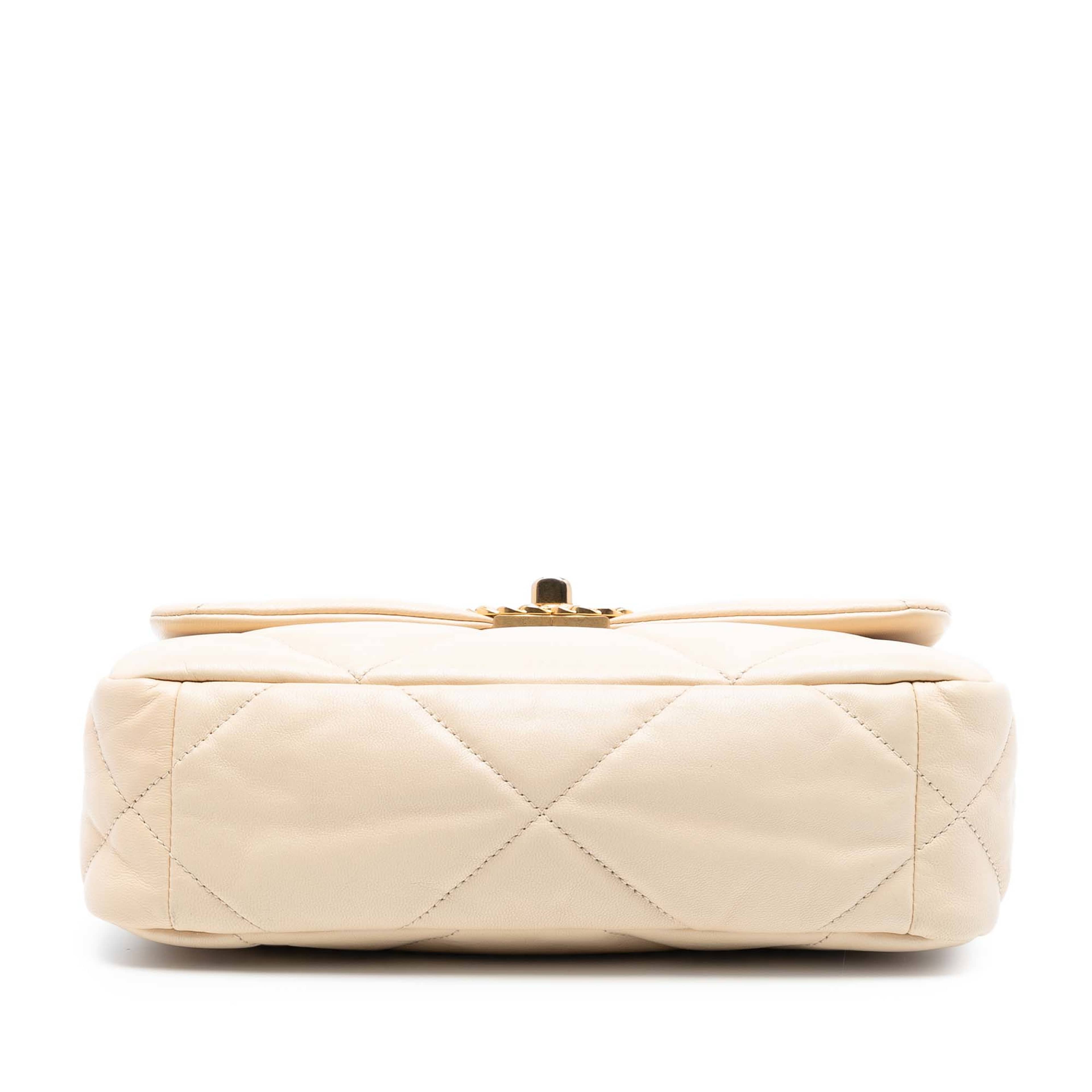 Chanel Medium Lambskin 19 Flap, från Luxclusif, i färgen beige. Klicka för att öppna bilden i stort format