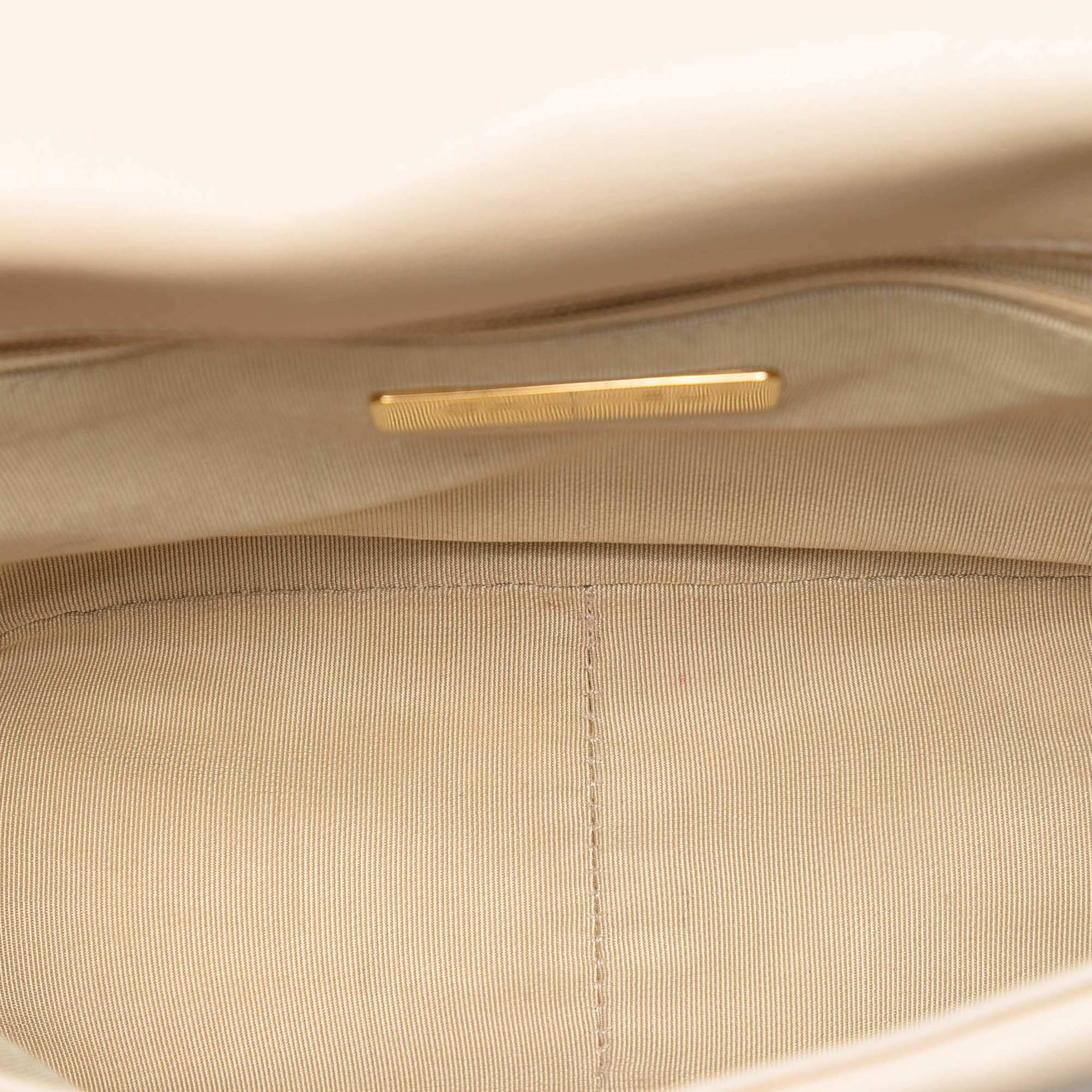 Chanel Medium Lambskin 19 Flap, från Luxclusif, i färgen beige. Klicka för att öppna bilden i stort format