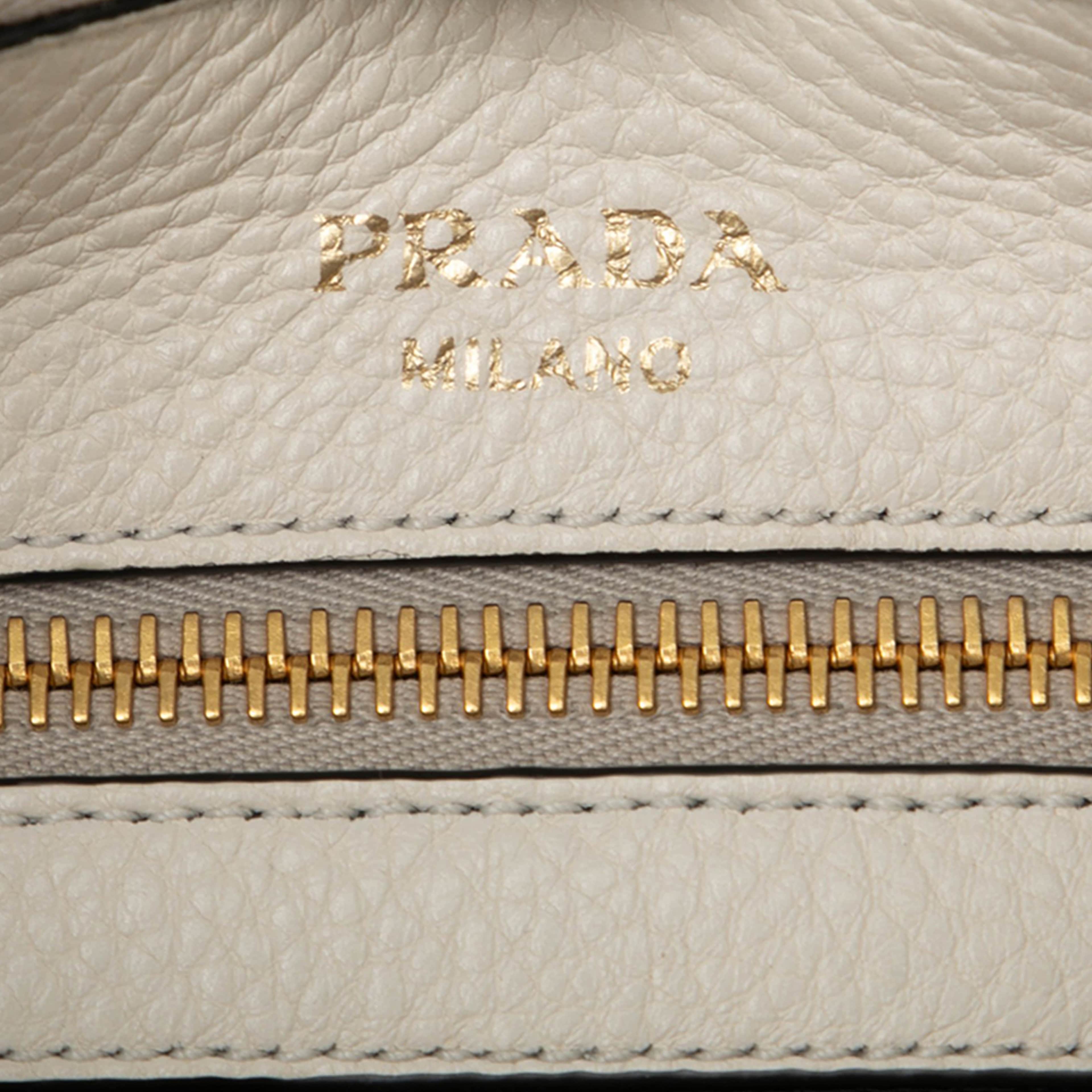 Prada Vitello Phenix Crossbody, från Luxclusif, i färgen white. Klicka för att öppna bilden i stort format