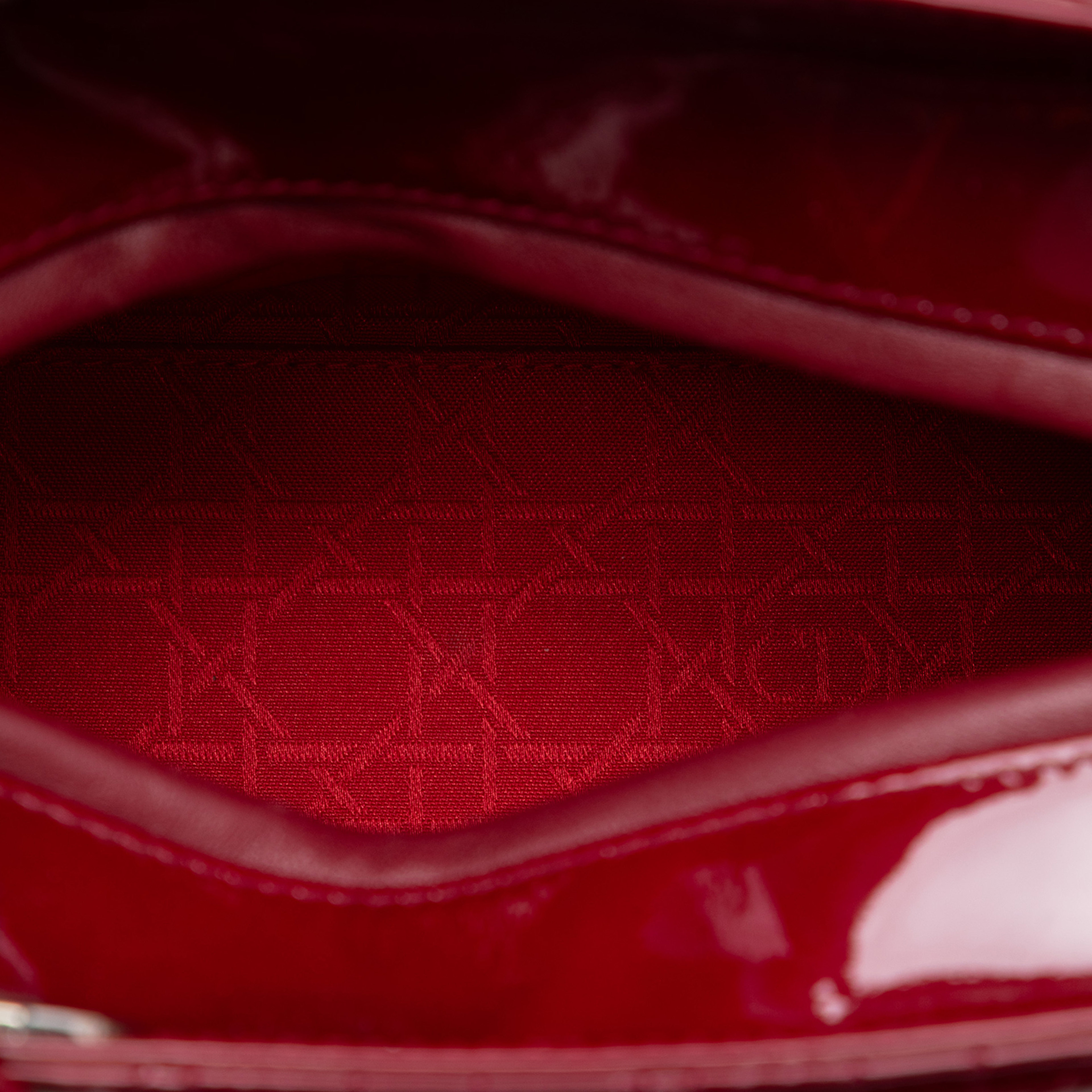 Dior Medium Patent Cannage Lady Dior, från Luxclusif, i färgen dark red. Klicka för att öppna bilden i stort format