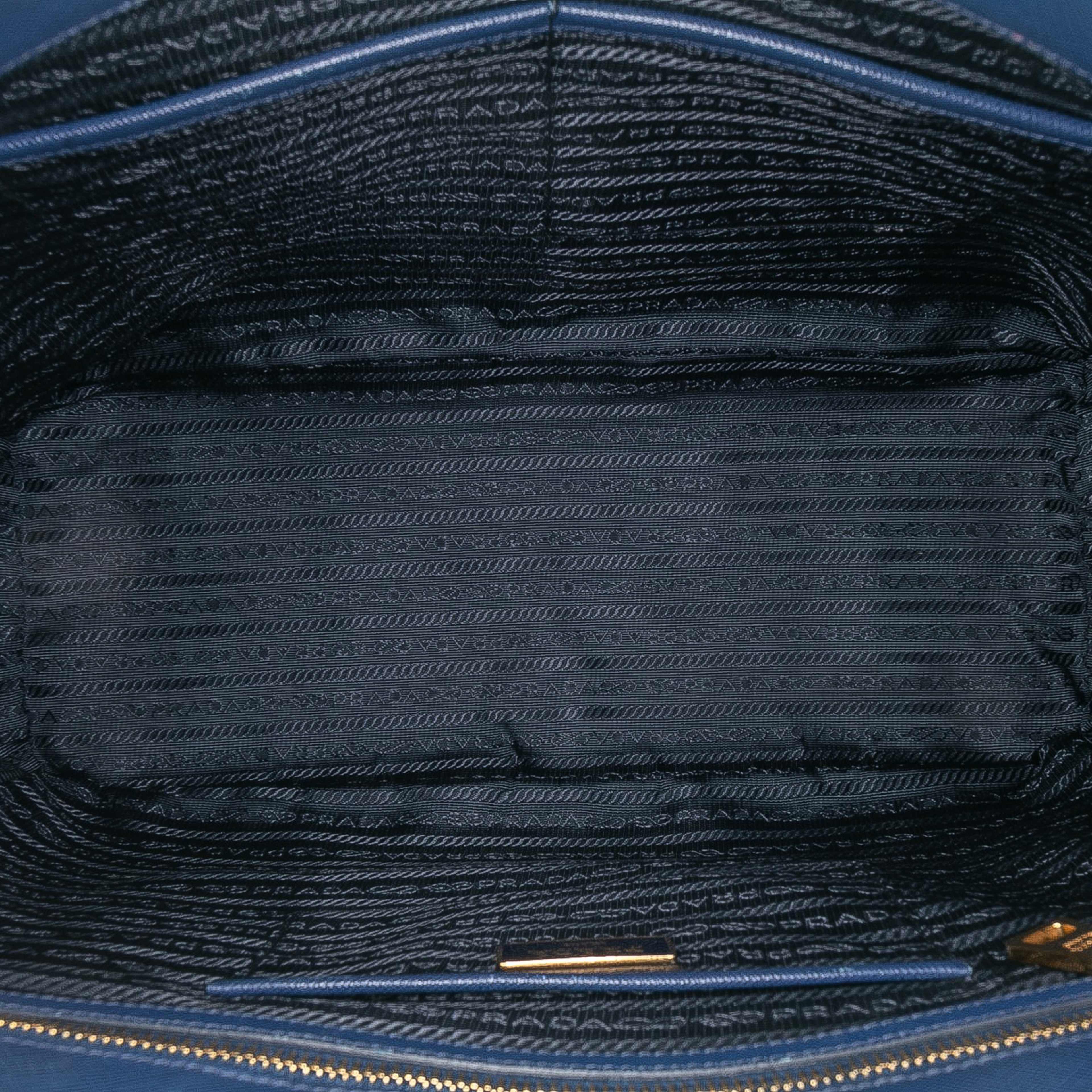 Prada Large Saffiano Lux Galleria Double Zip Tote, från Luxclusif, i färgen blue. Klicka för att öppna bilden i stort format
