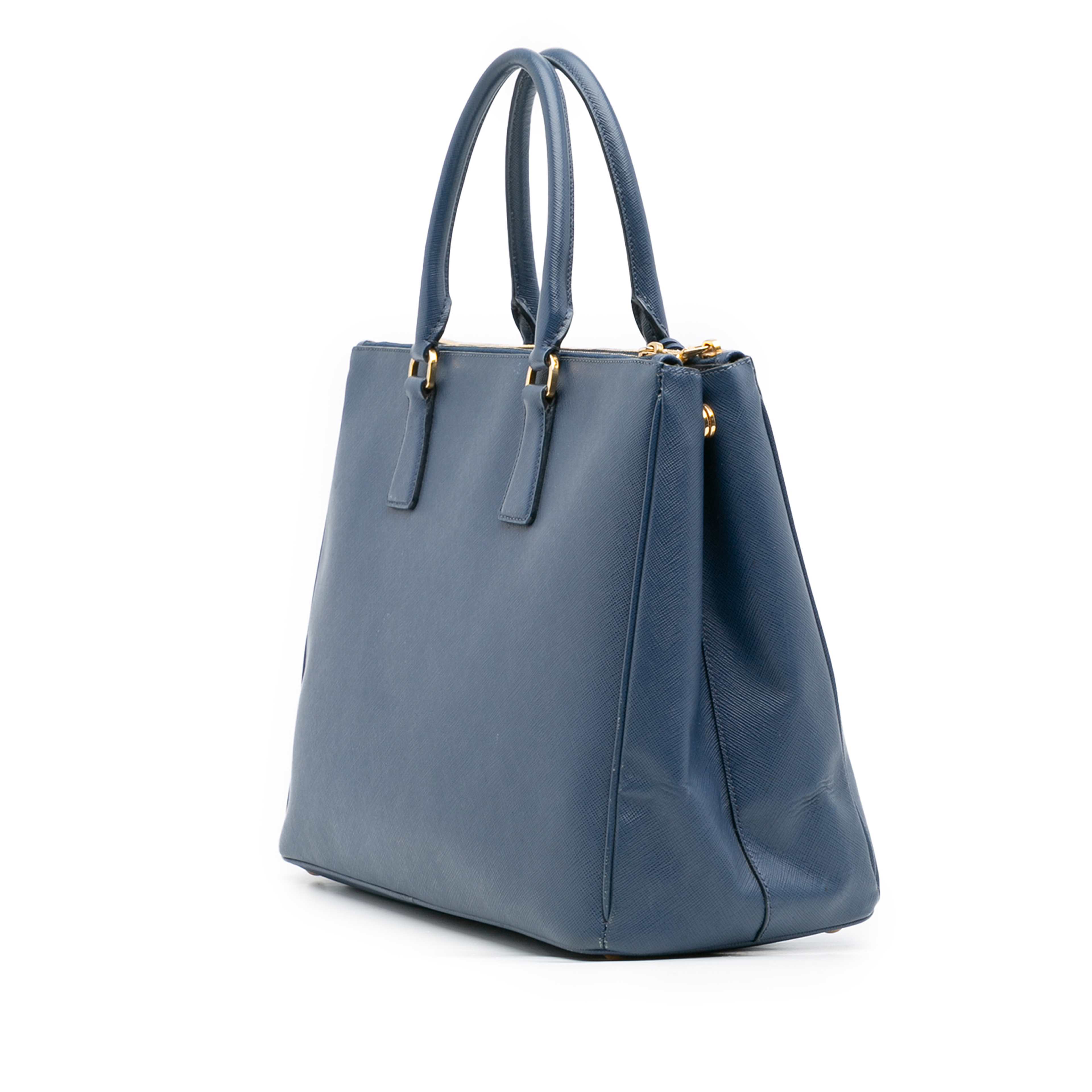 Prada Large Saffiano Lux Galleria Double Zip Tote, från Luxclusif, i färgen blå. Klicka för att öppna bilden i stort format