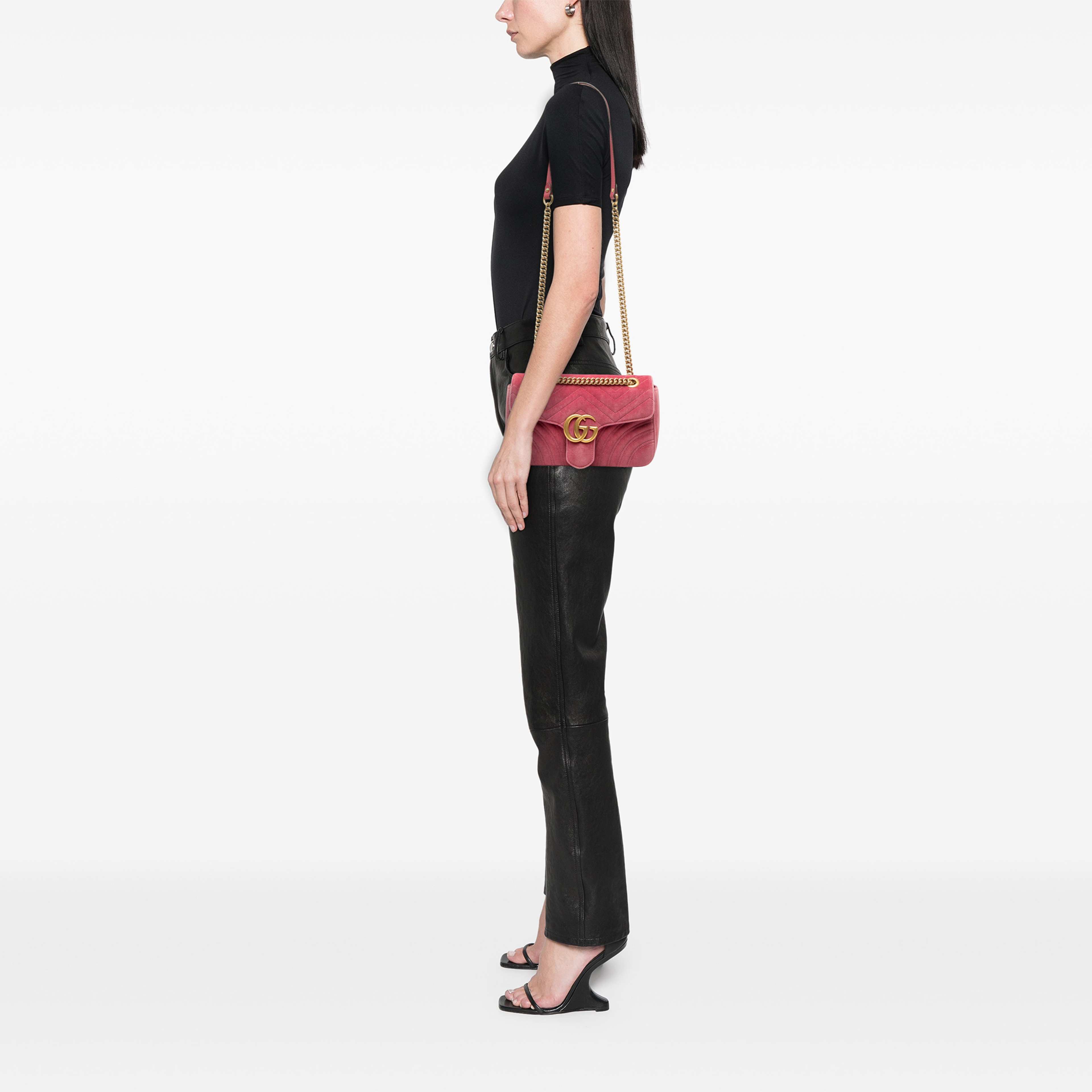 Gucci Medium Gg Marmont Matelasse Velvet Shoulder Bag, från Luxclusif, i färgen rosa. Klicka för att öppna bilden i stort format