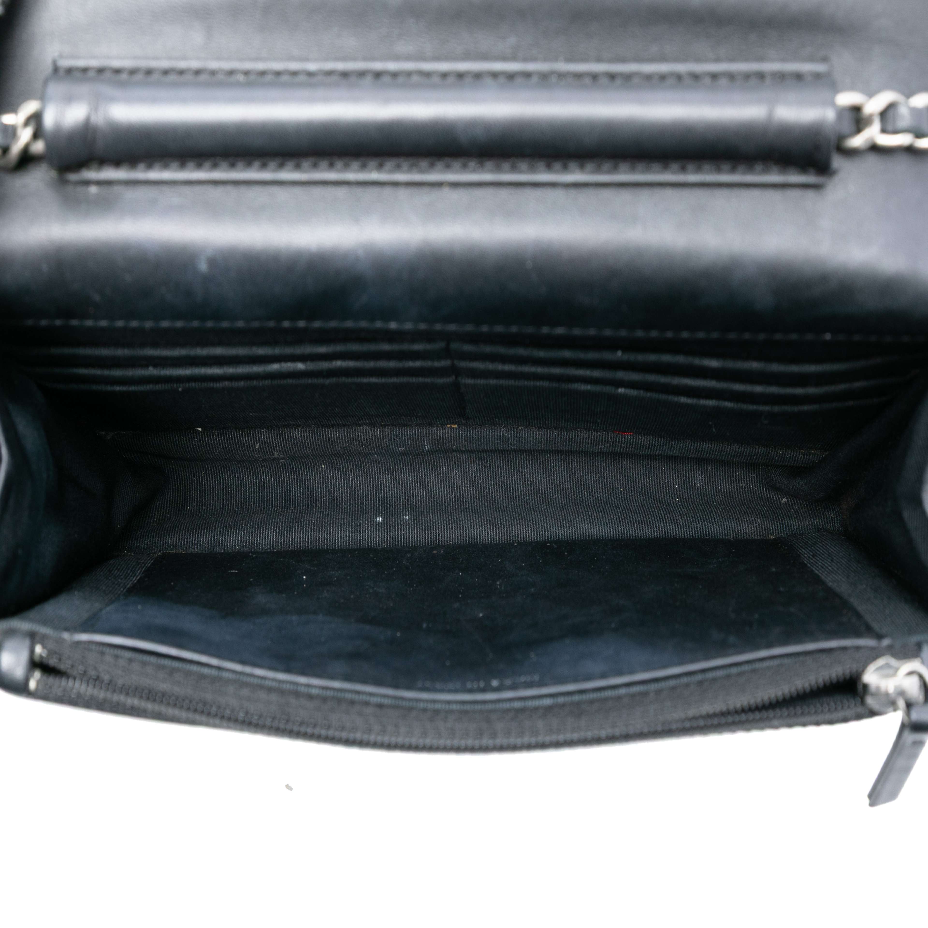 Chanel Cc Quilted Shiny Aged Calfskin Wallet On Chain, från Luxclusif, i färgen black. Klicka för att öppna bilden i stort format