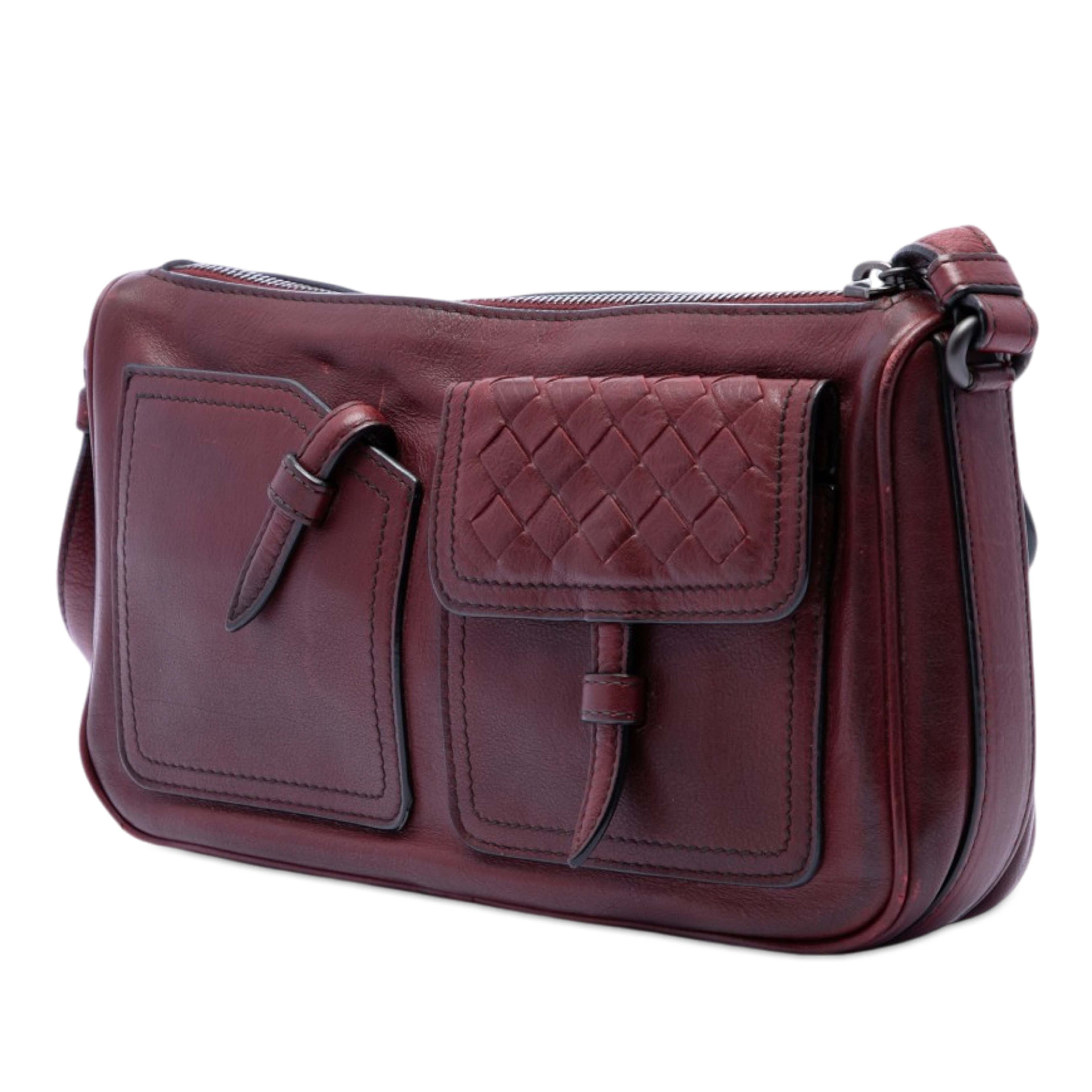 Bottega Veneta Intrecciato Trimmed Multi Pocket Leather Shoulder Bag, från Luxclusif, i färgen röd. Klicka för att öppna bilden i stort format